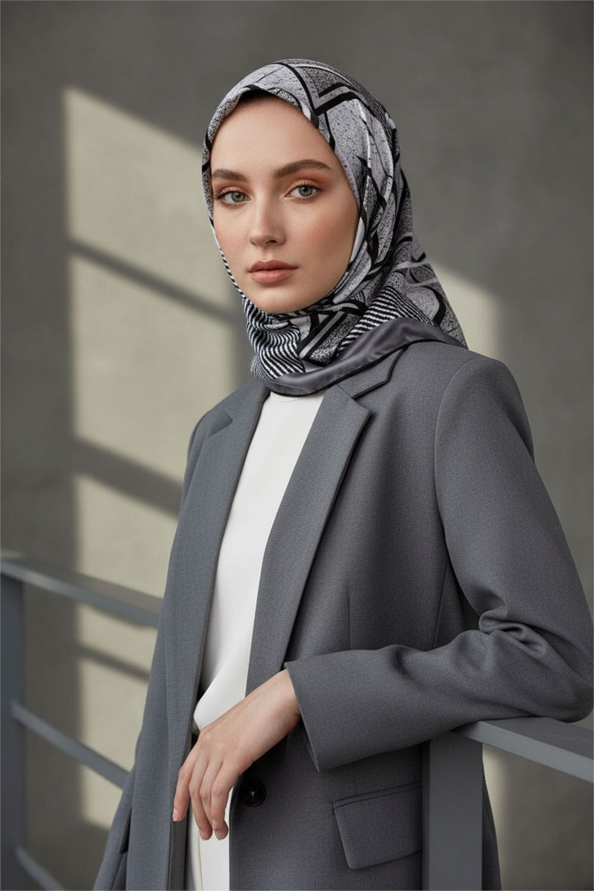 Kristal Geometrik Desenli Gri Renkli 90x90 Eşarp (İpek İçermez) Kenar Dikiş Şekli El Dikişli