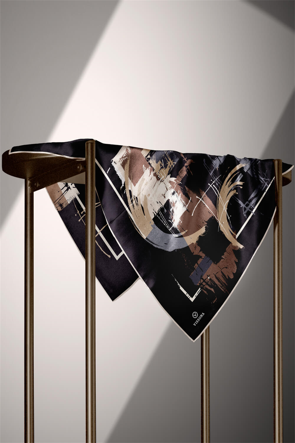 % 57 İPEK % 43 VİSKON Twill İpek Geometrik Desenli Bej - Gri Renkli 90x90 Eşarp Dikim Şekli : El Dikişi