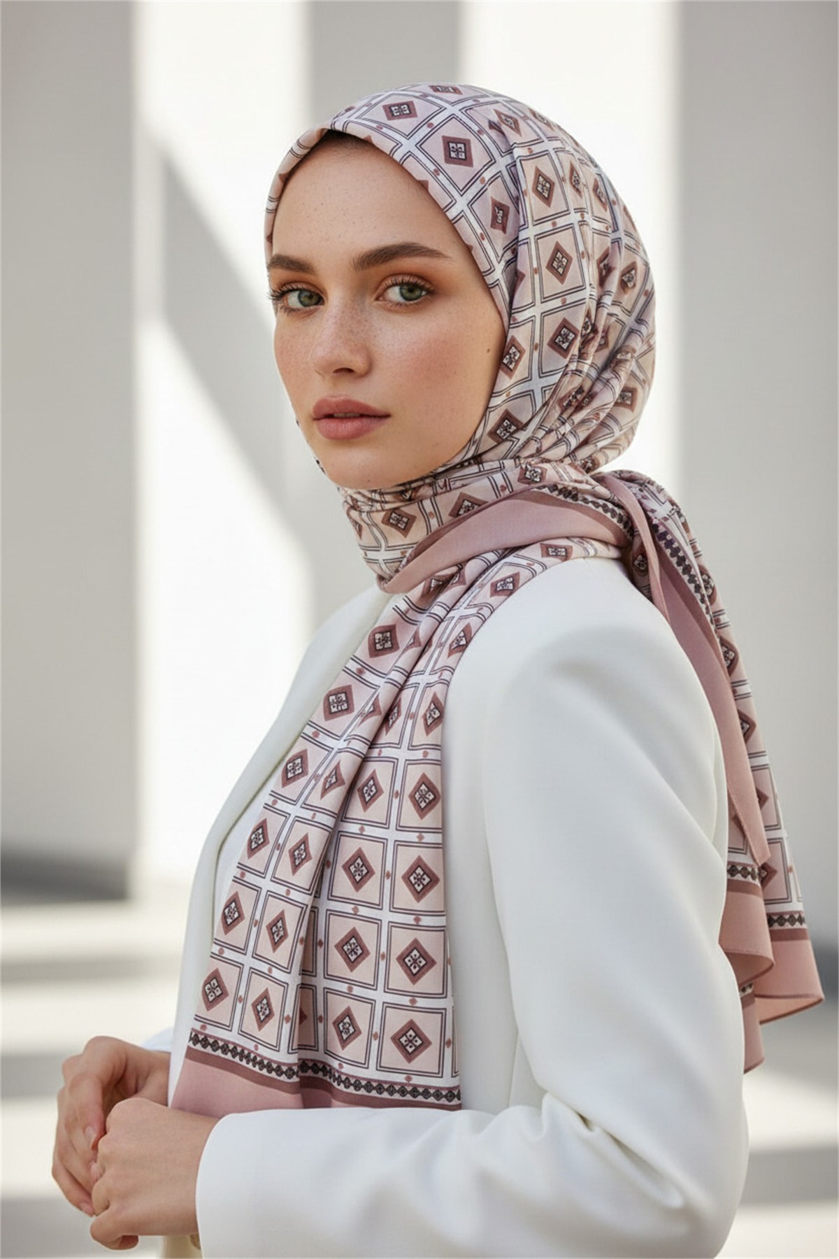 KREP KARE DESENLİ SÜTLÜ KAHVE RENKLİ 75X195 KIRIŞMAZ ŞAL