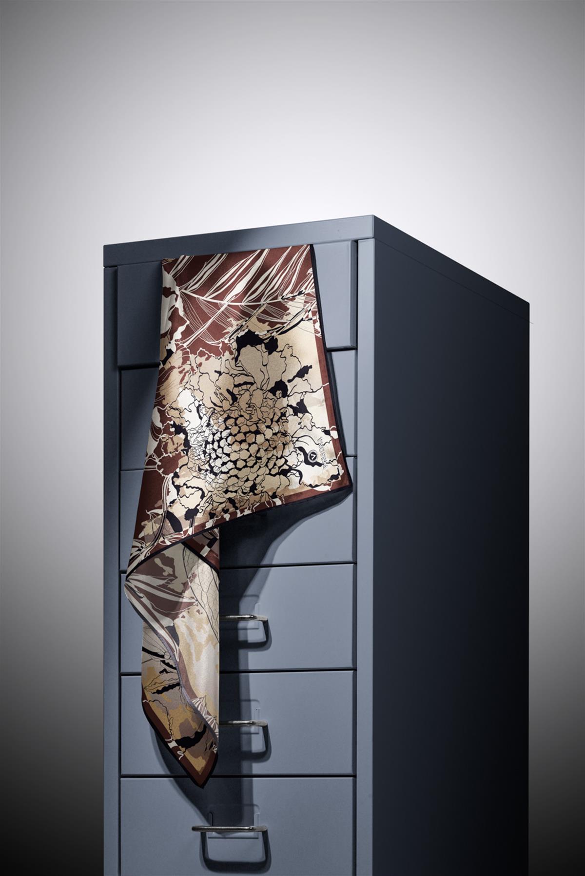 %100 Twill İpek Yaprak Desenli Kahverengi - Bej Renkli 90x90 Eşarp Dikim Şekli : El Dikişi