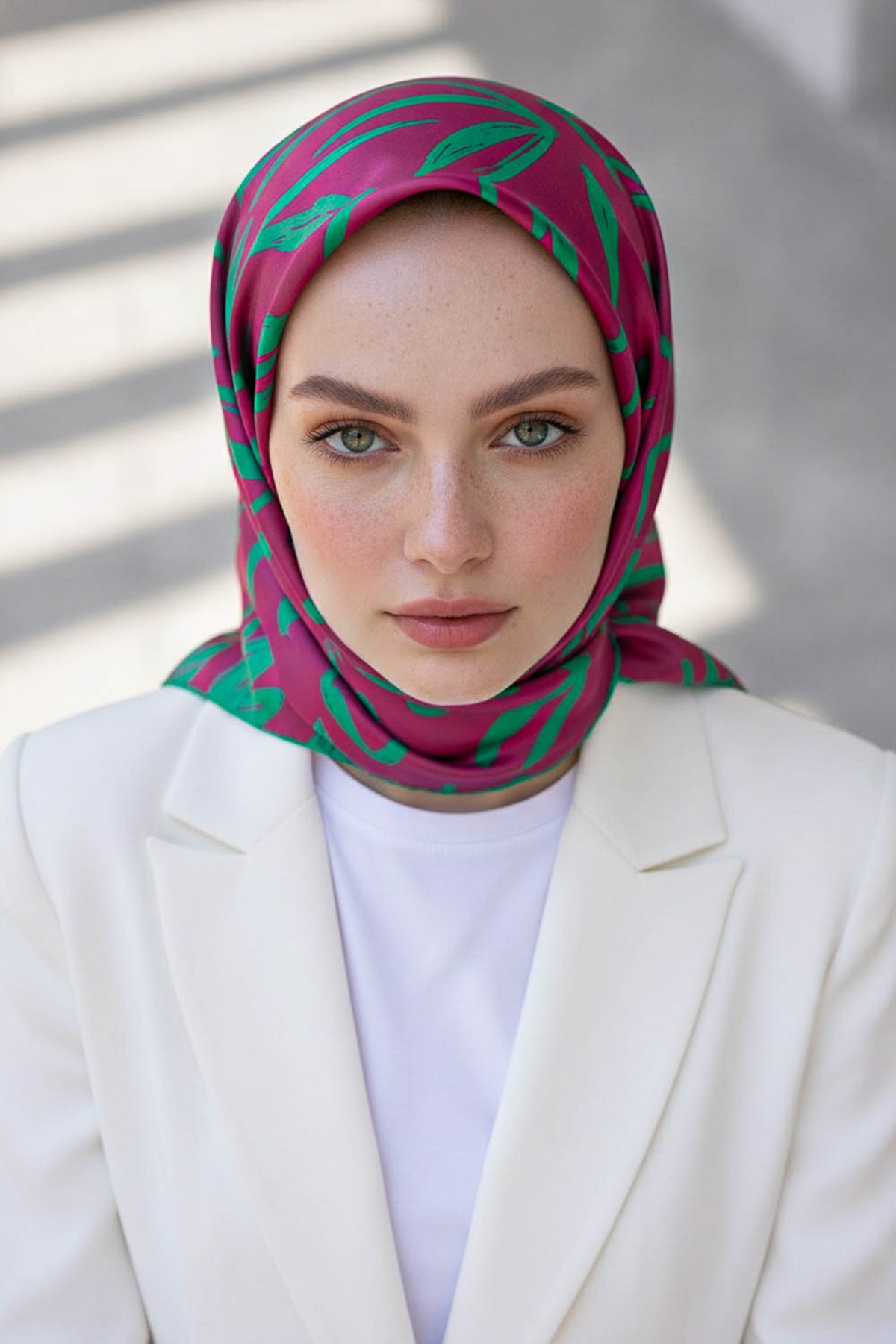 % 57 İPEK % 43 VİSKON Twill İpek Büyük Çiçek Desenli Fuşya - Koyu Mint Yeşili Renkli 90x90 Eşarp Dikim Şekli : El Dikişi
