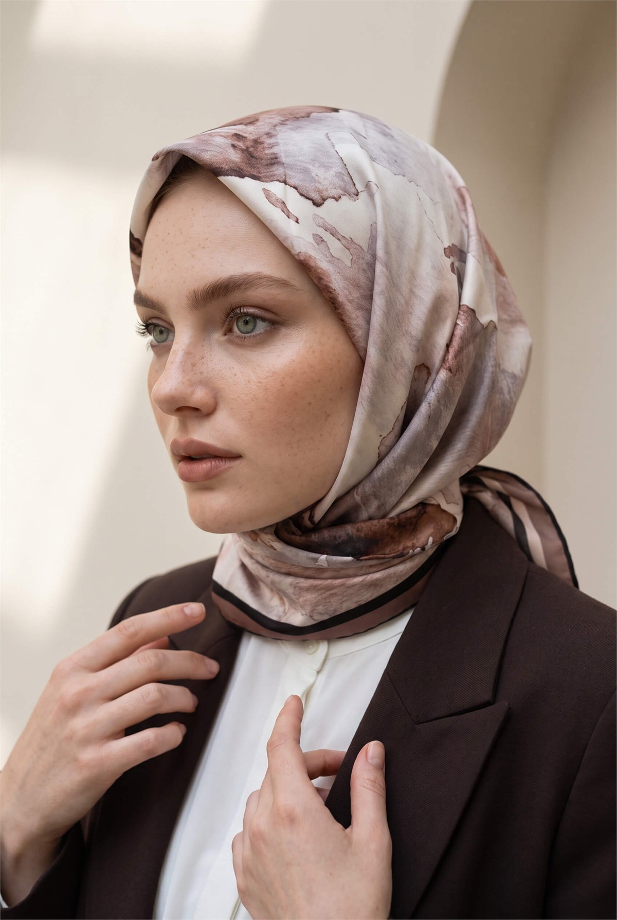 Rayon Sulu Boya Çiçek Desenli Bej Renkli 90x90 Dikim Şekli : El Dikişi Eşarp (İpek İçermez)