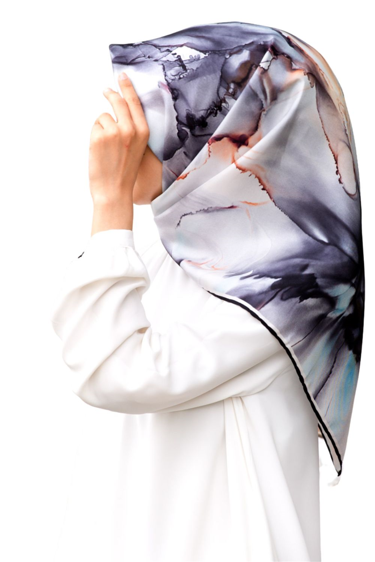 % 57 İPEK % 43 VİSKON Twill İpek Batik Çiçek Desenli Gri - Bebe Mavisi Renkli 90x90 Eşarp Kenar Dikiş Şekli El Dikişli