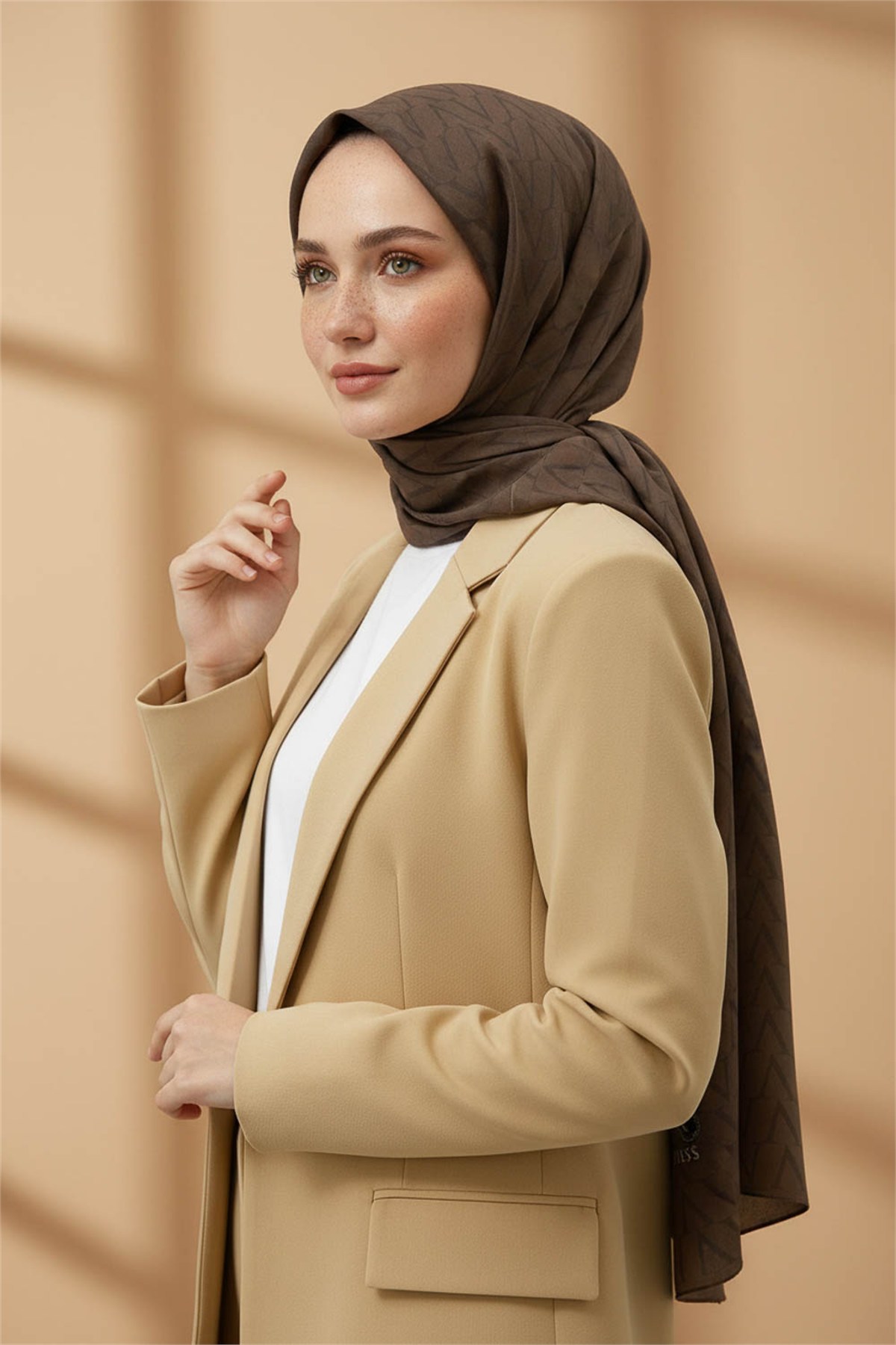 KREP DEGRADELİ MONOGRAM DESENLİ BEJ RENKLİ 75X195 KIRIŞMAZ ŞAL