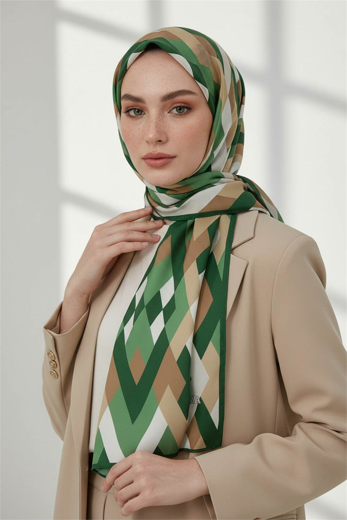 KREP GEOMETRİK DESENLİ ZÜMRÜT YEŞİLİ RENKLİ 75X195 KIRIŞMAZ ŞAL