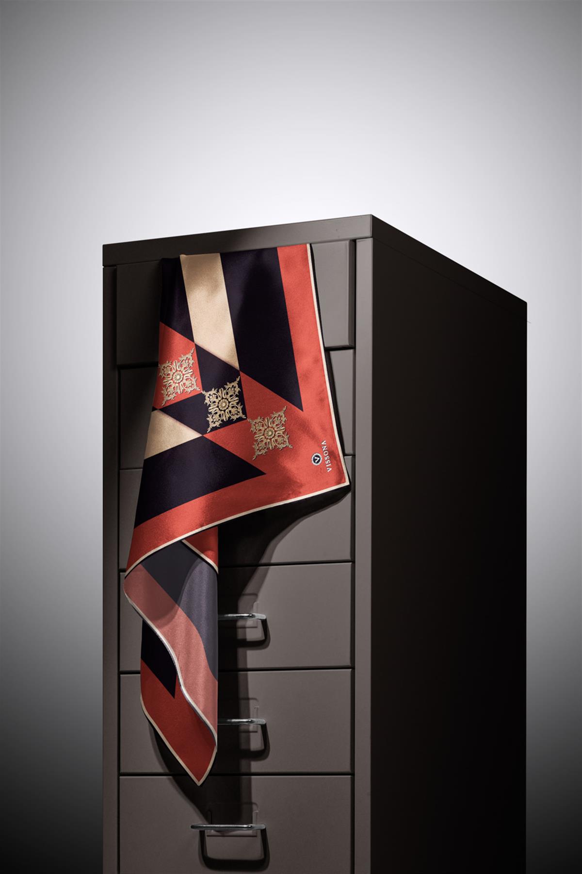 %100 Twill İpek Geometrik ve Barok Desenli Taba - Siyah Renkli 90x90 Eşarp Dikim Şekli : El Dikişi