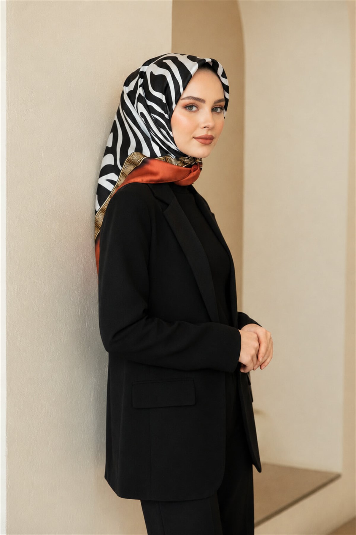 % 57 İPEK % 43 VİSKON Twill İpek Zebra Desenli Taba - Siyah Renkli 90x90 Eşarp Dikim Şekli : El Dikişi