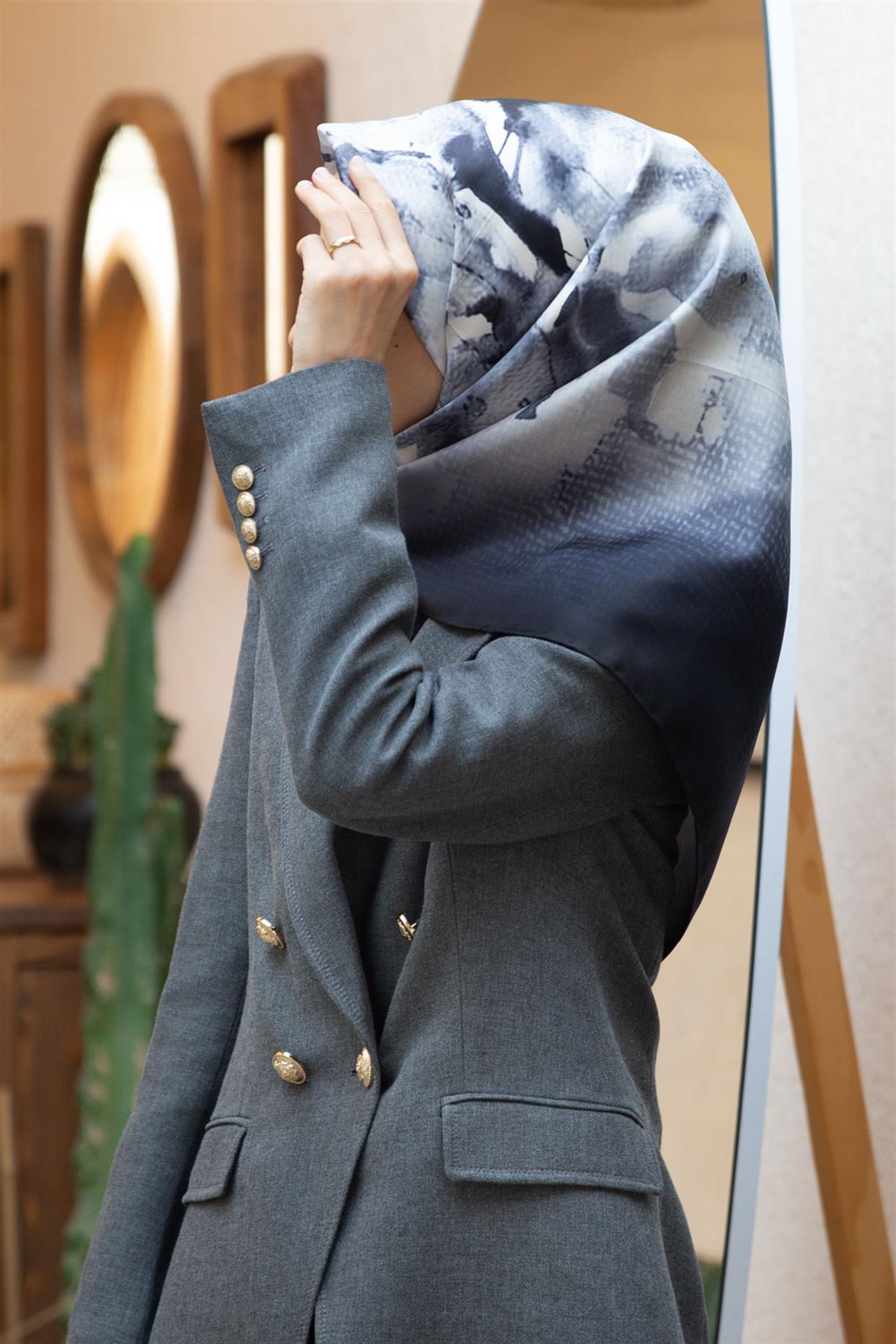 %100 Twill İpek Suluboya Çiçek Desenli Gri - Siyah Renkli 90x90 Eşarp Dikim Şekli : El Dikişi