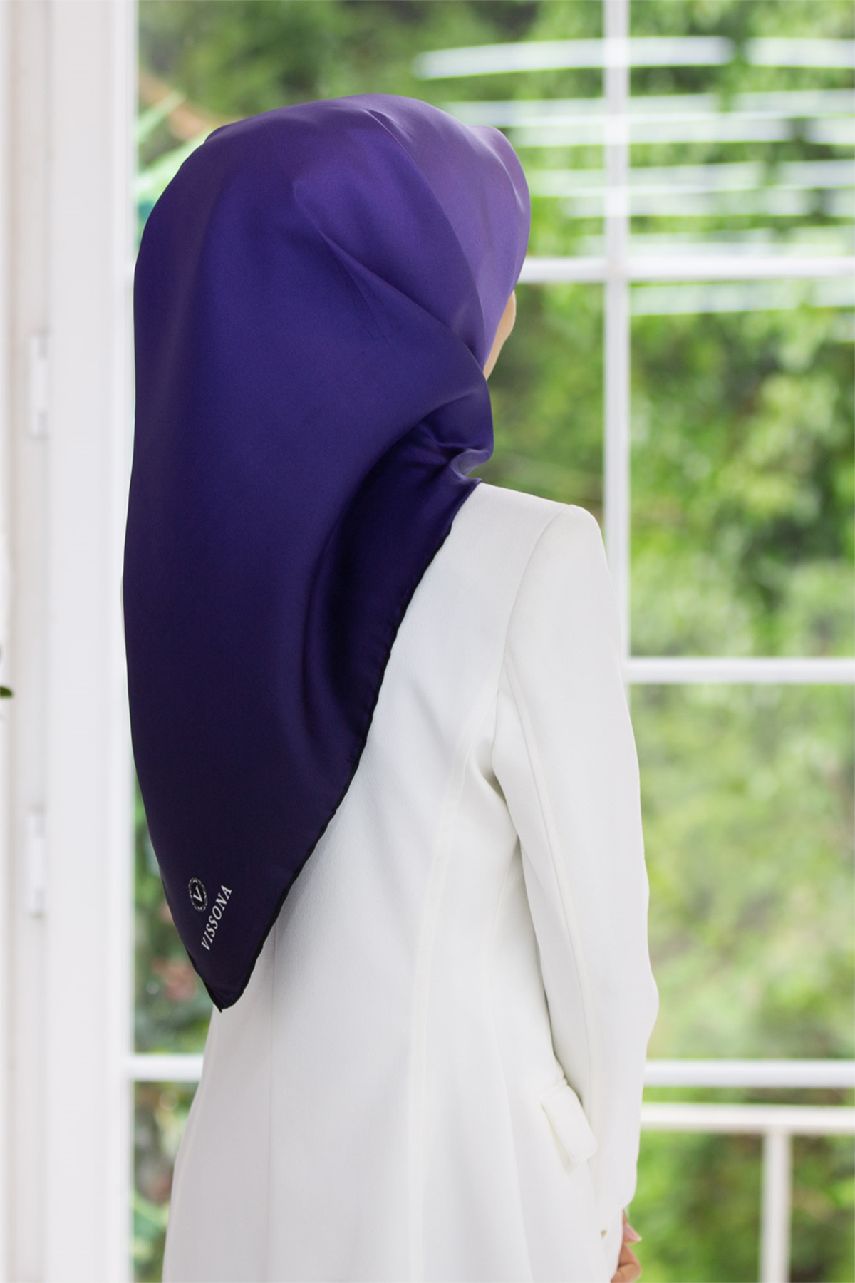 % 57 İPEK % 43 VİSKON Twill İpek Degrade Desenli Mor Renkli 90x90 Eşarp Dikim Şekli : El Dikişi