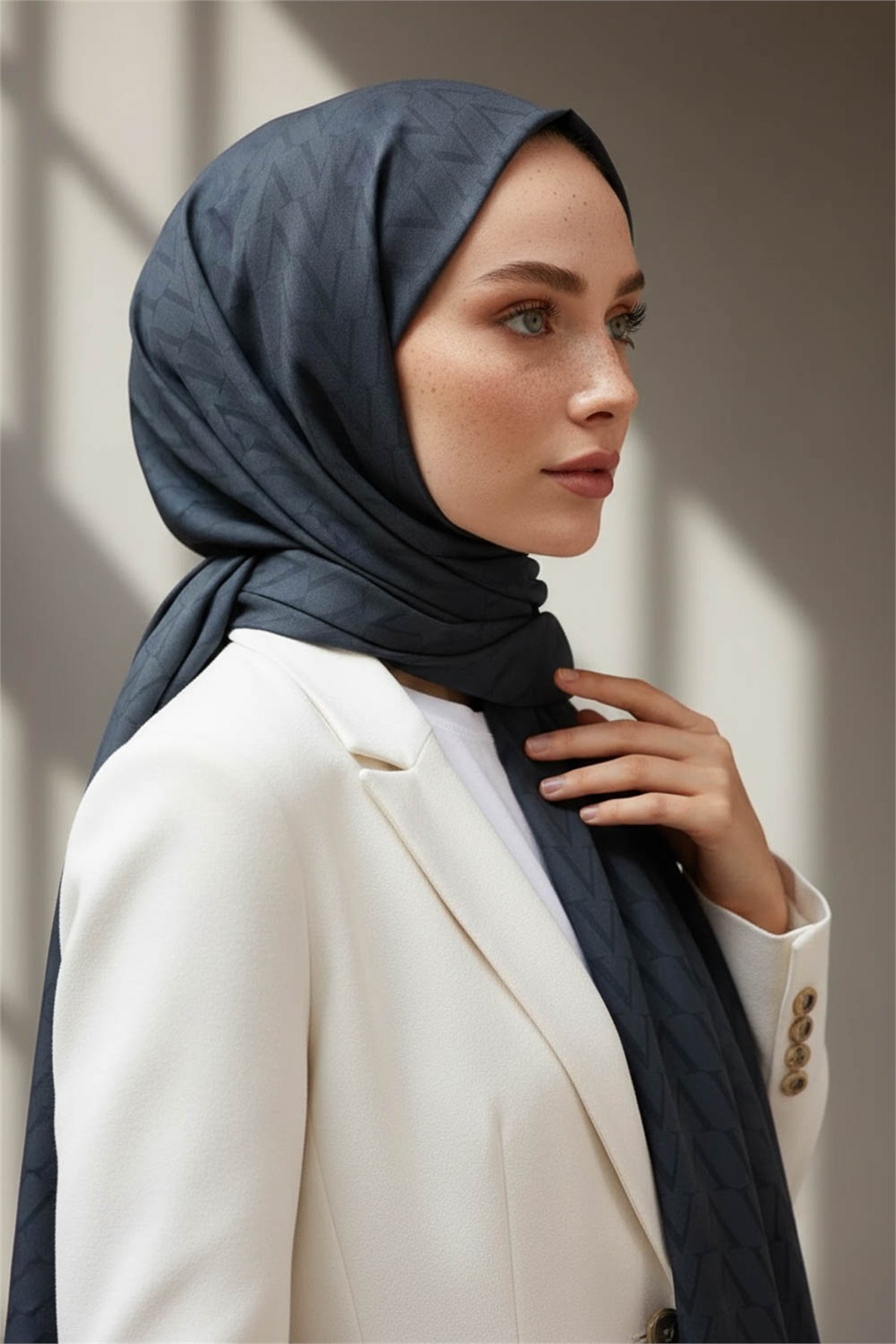 KREP DEGRADELİ MONOGRAM DESENLİ İNDİGO RENKLİ 75X195 KIRIŞMAZ ŞAL