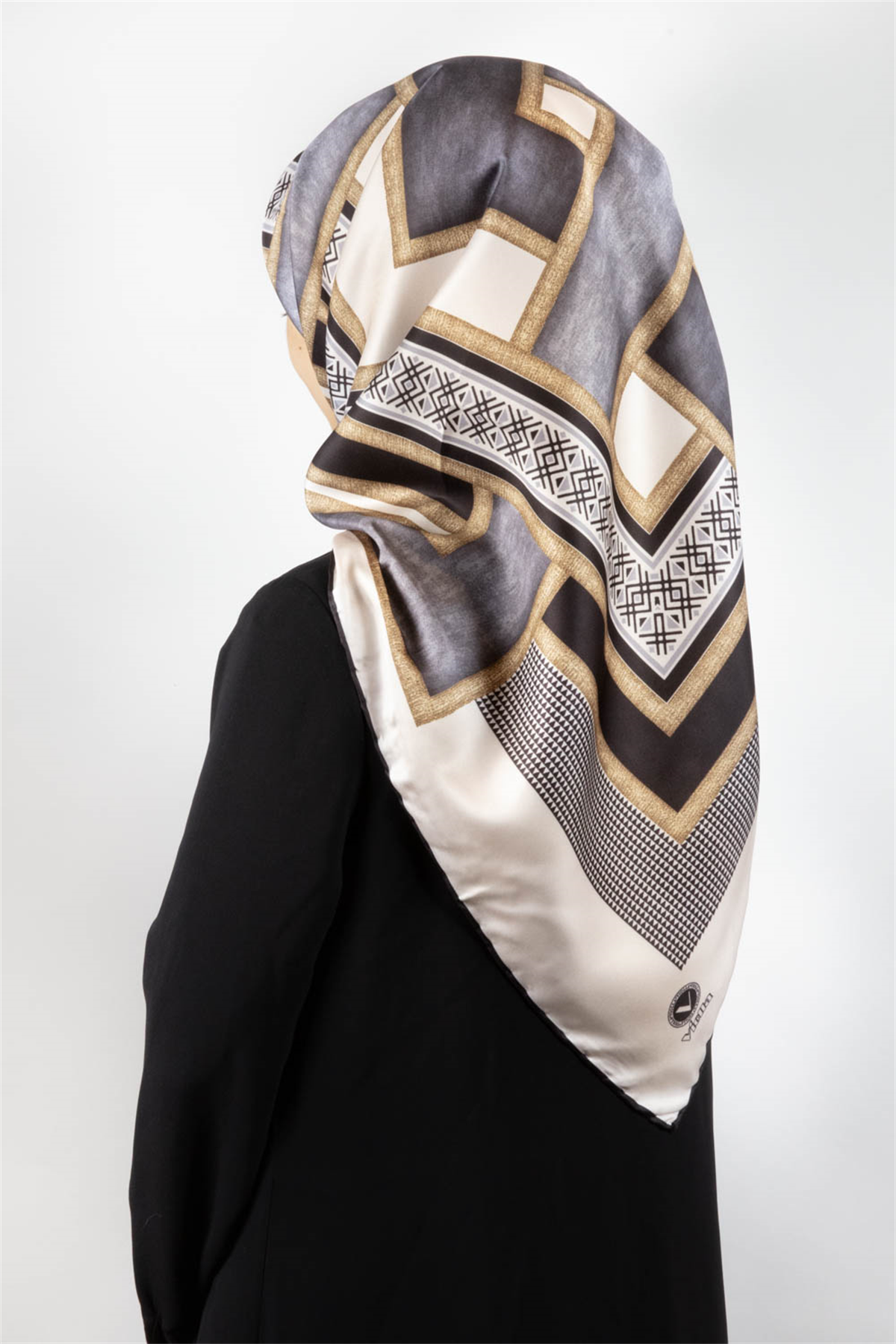 Twill Geometrik Desenli Gri Renkli 90x90 Eşarp (İpek İçermez) Dikim Şekli : El Dikişi