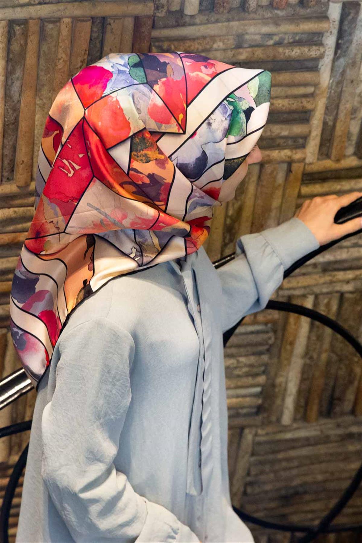 %100 Twill İpek Bahar Çiçekleri Desenli Gri - Kırmızı Renkli 90x90 Eşarp Kenar Dikiş Şekli El Dikişli