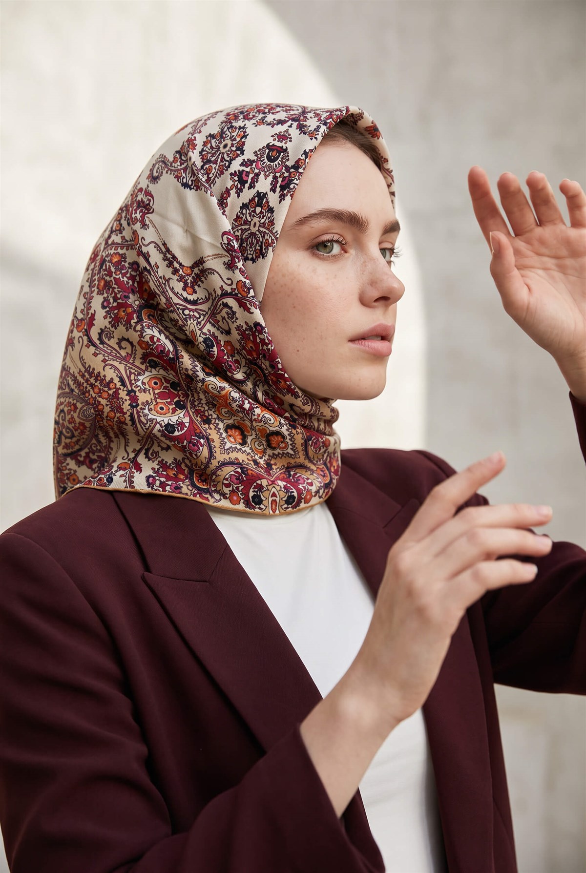 %100 Twill İpek Şal Desenli Krem Renkli 90x90 Eşarp Dikim Şekli : El Dikişi