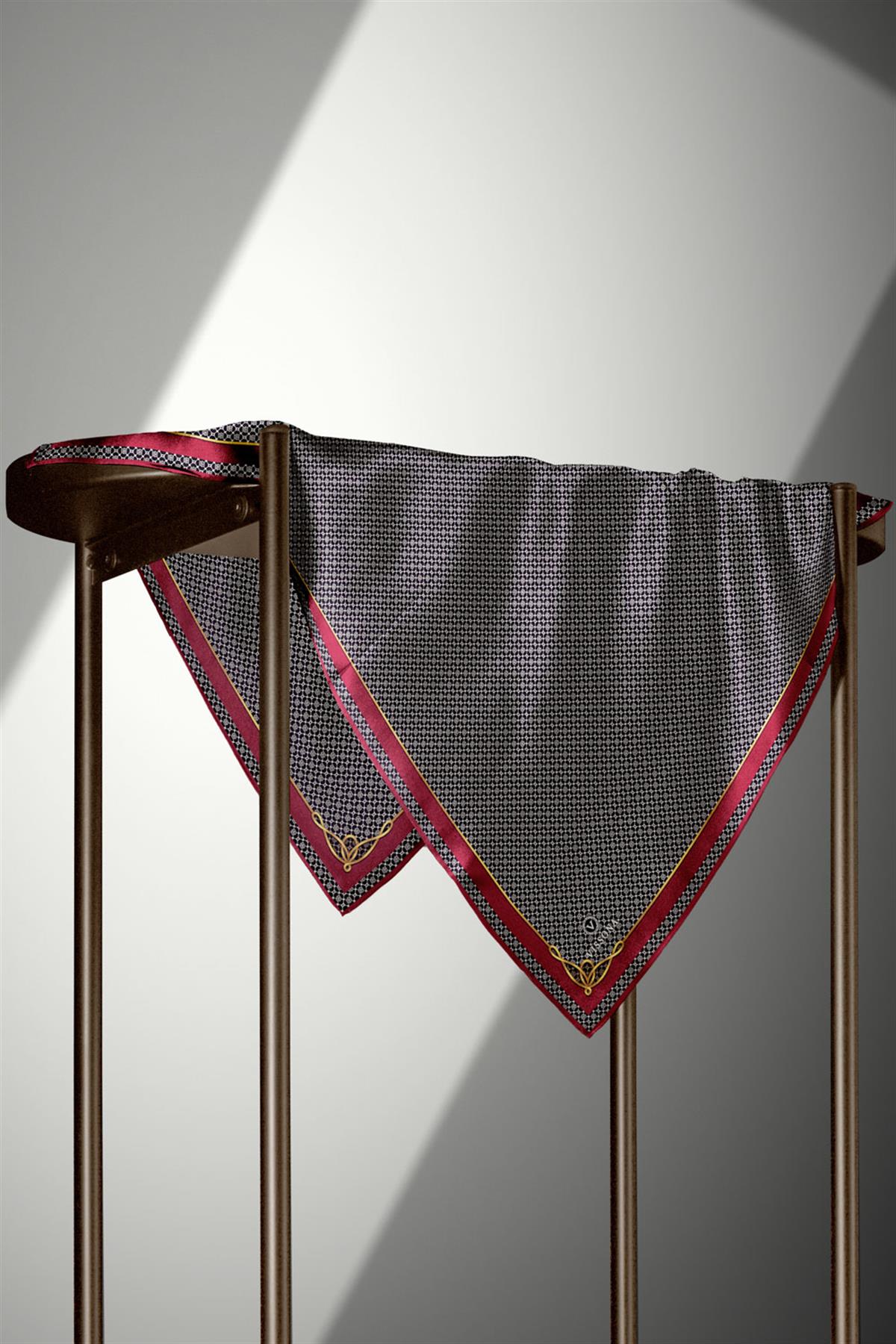 %100 Twill İpek Minik Motif Desenli Siyah - Bordo Renkli 90x90 Eşarp Dikim Şekli : El Dikişi