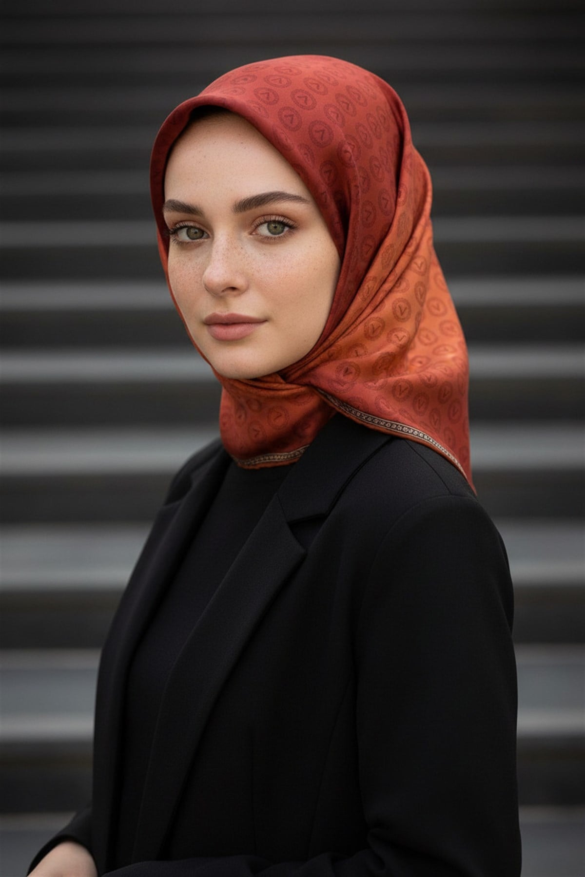 %100 Twill İpek Monogram Desenli Taba Renkli 90x90 Eşarp Dikim Şekli : El Dikişi