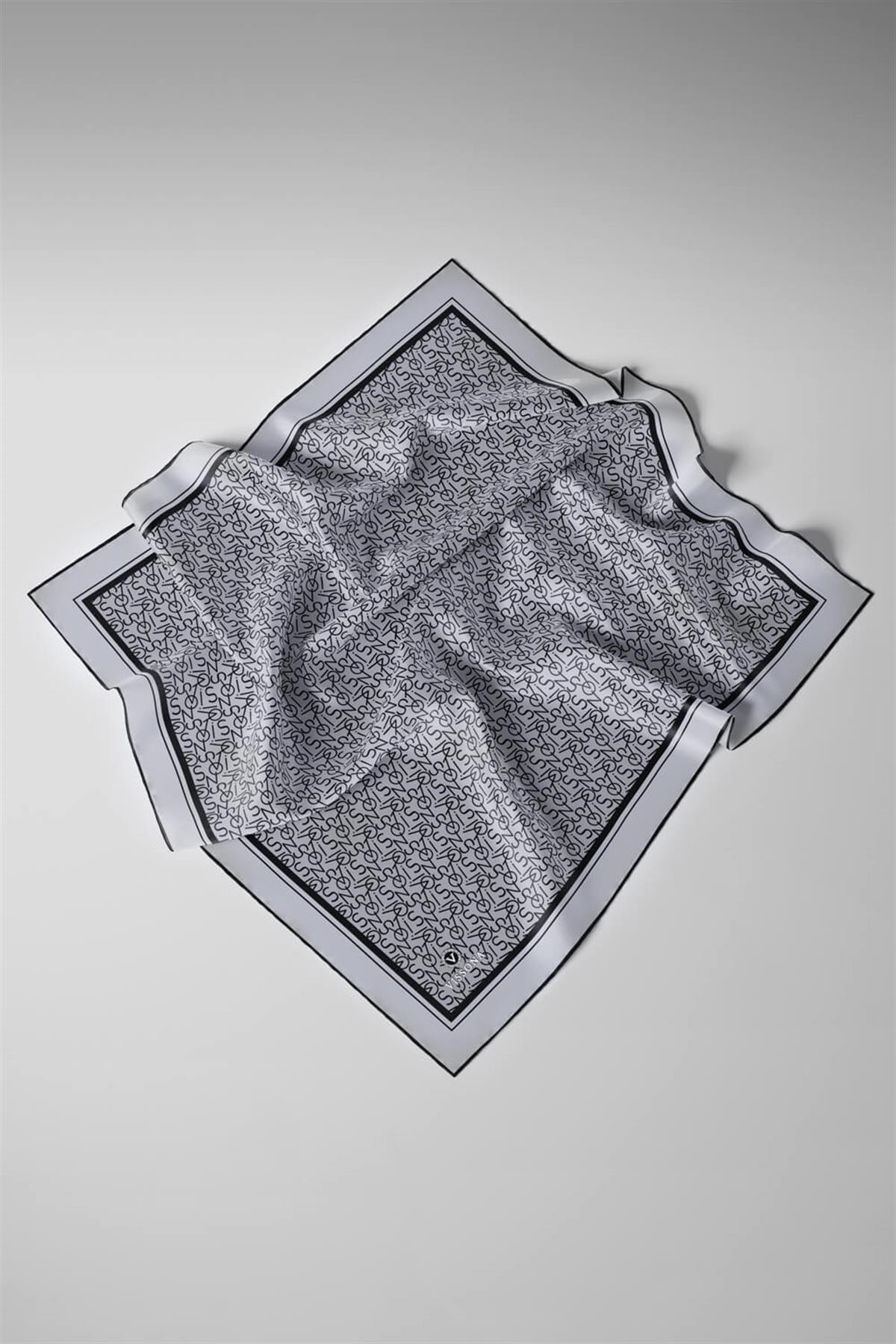 %100 Twill İpek Harf Desenli Gri - Siyah Renkli 90x90 Eşarp Dikim Şekli : El Dikişi