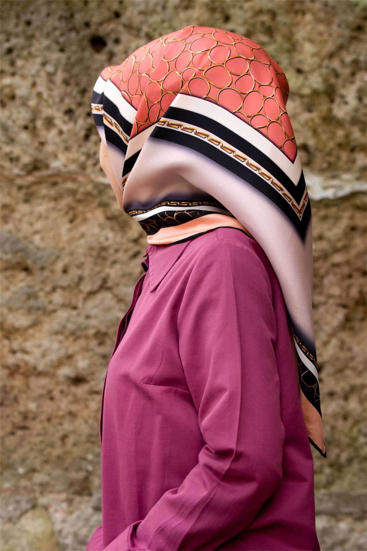 % 57 İPEK % 43 VİSKON Twill İpek Gold Halka Desenli Nar Çiçeği - Siyah Renkli 90x90 Eşarp Dikim Şekli : El Dikişi