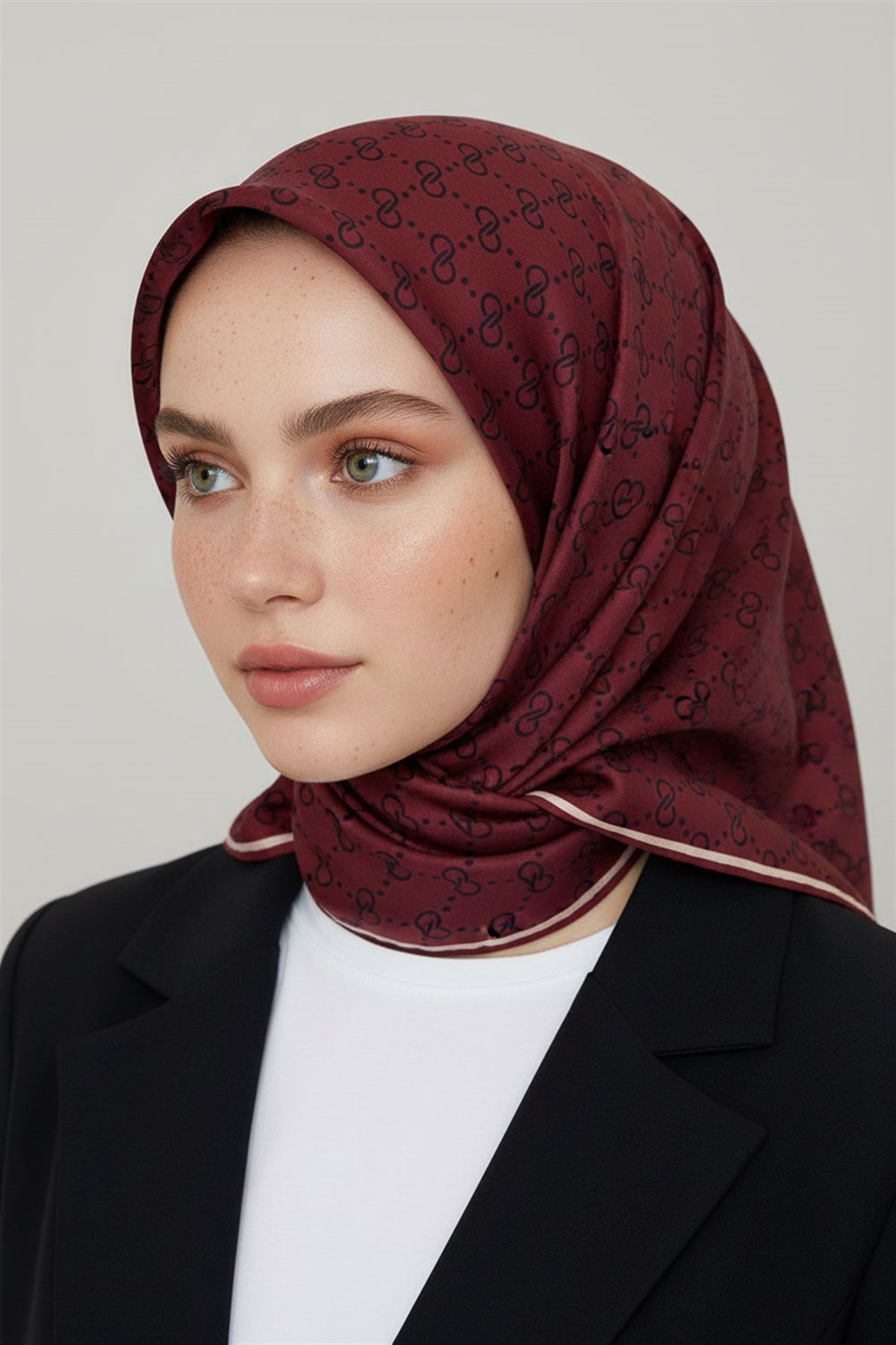 %100 Twill İpek Geometrik Desenli Bordo Renkli 90x90 Eşarp Dikim Şekli : El Dikişi