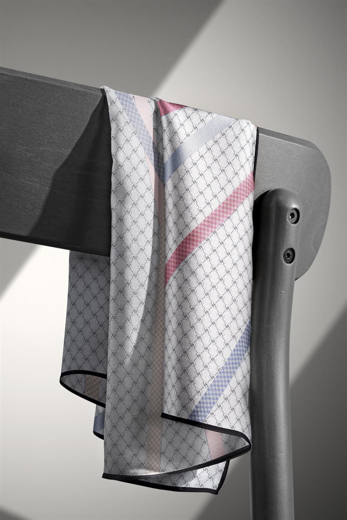 %100 Twill İpek Monogram Ve Şerit Desenli Pembe - Gri Renkli 90x90 Eşarp Dikim Şekli : El Dikişi