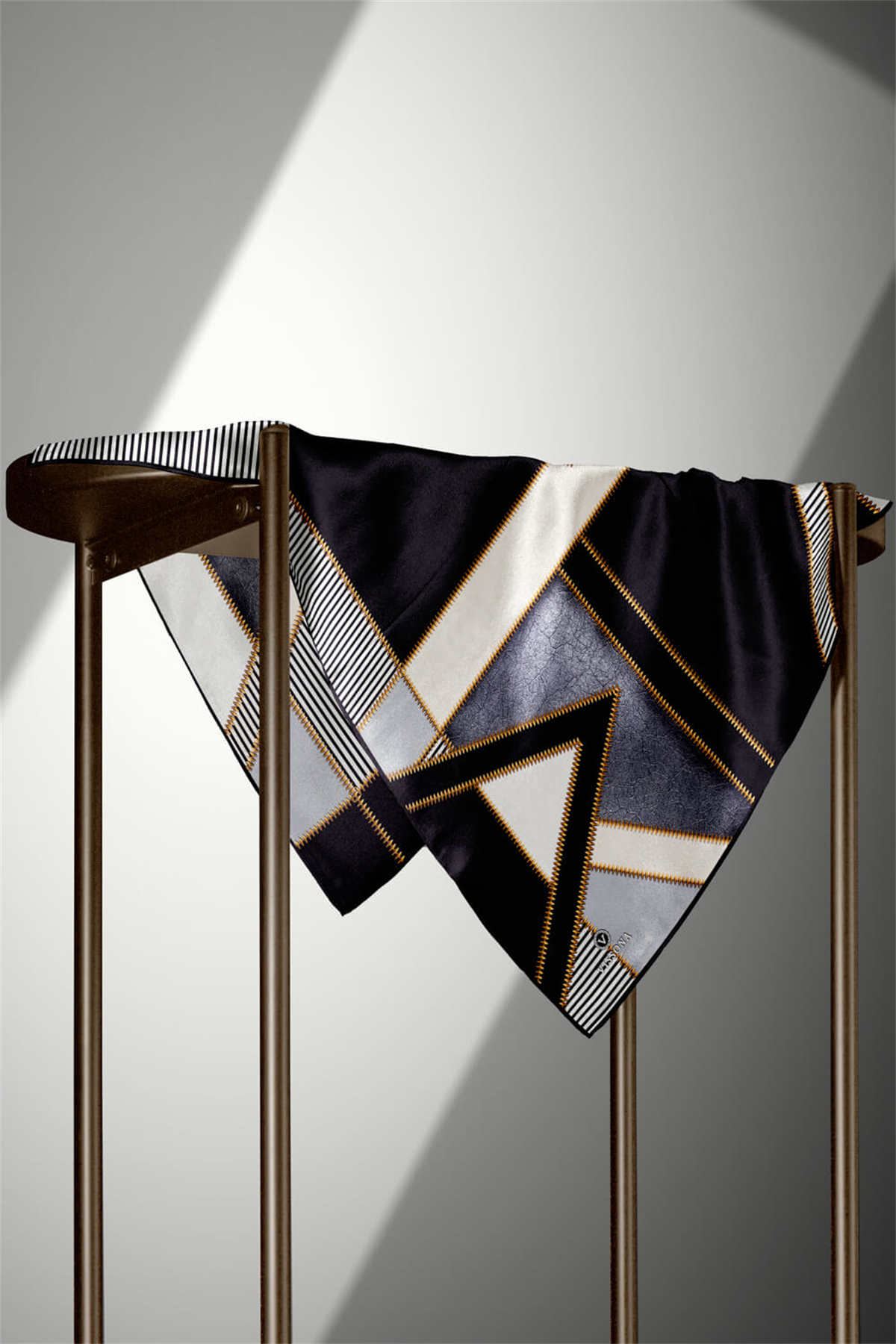 % 57 İPEK % 43 VİSKON Twill İpek Geometrik Desenli Gümüş - Siyah Renkli 90x90 Eşarp Dikim Şekli : El Dikişi