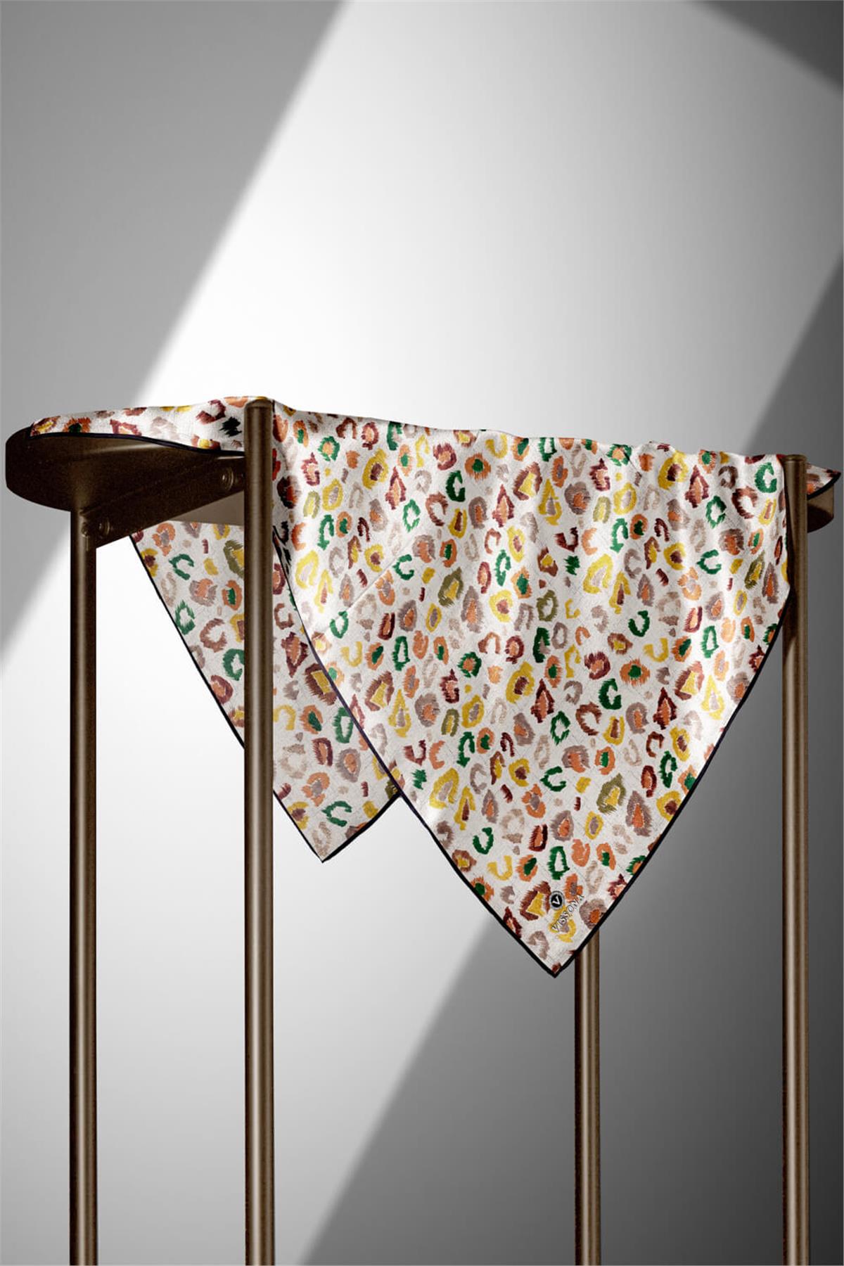 %100 Twill İpek Renkli Leopari Desenli Turuncu - Zümrüt Yeşili Renkli 90x90 Eşarp Kenar Dikiş Şekli El Dikişli