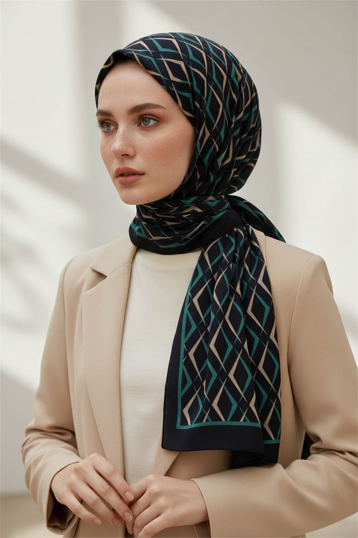 KREP GEOMETRİK DESENLİ SİYAH - PETROL YEŞİLİ RENKLİ 75X195 KIRIŞMAZ ŞAL