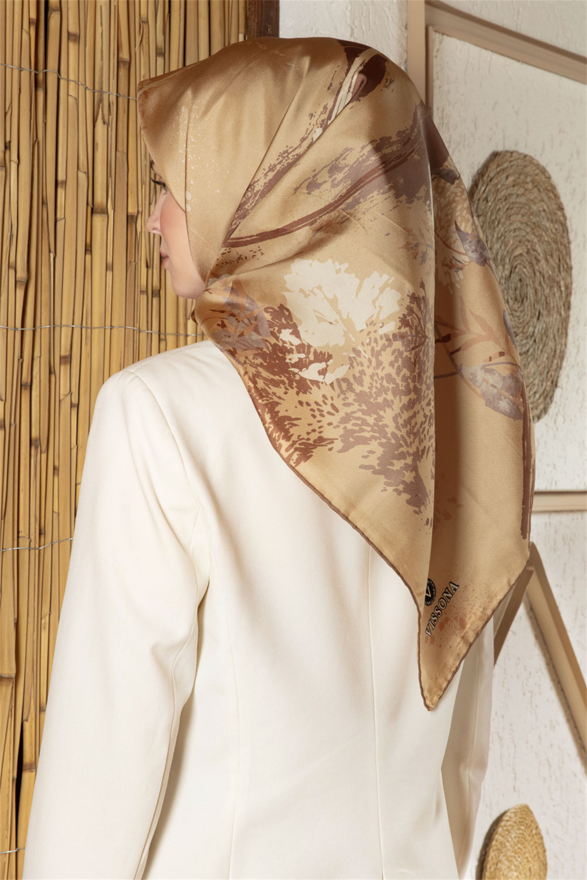 %100 Twill İpek Suluboya Çiçek Desenli Bej Renkli 90x90 Eşarp Dikim Şekli : El Dikişi