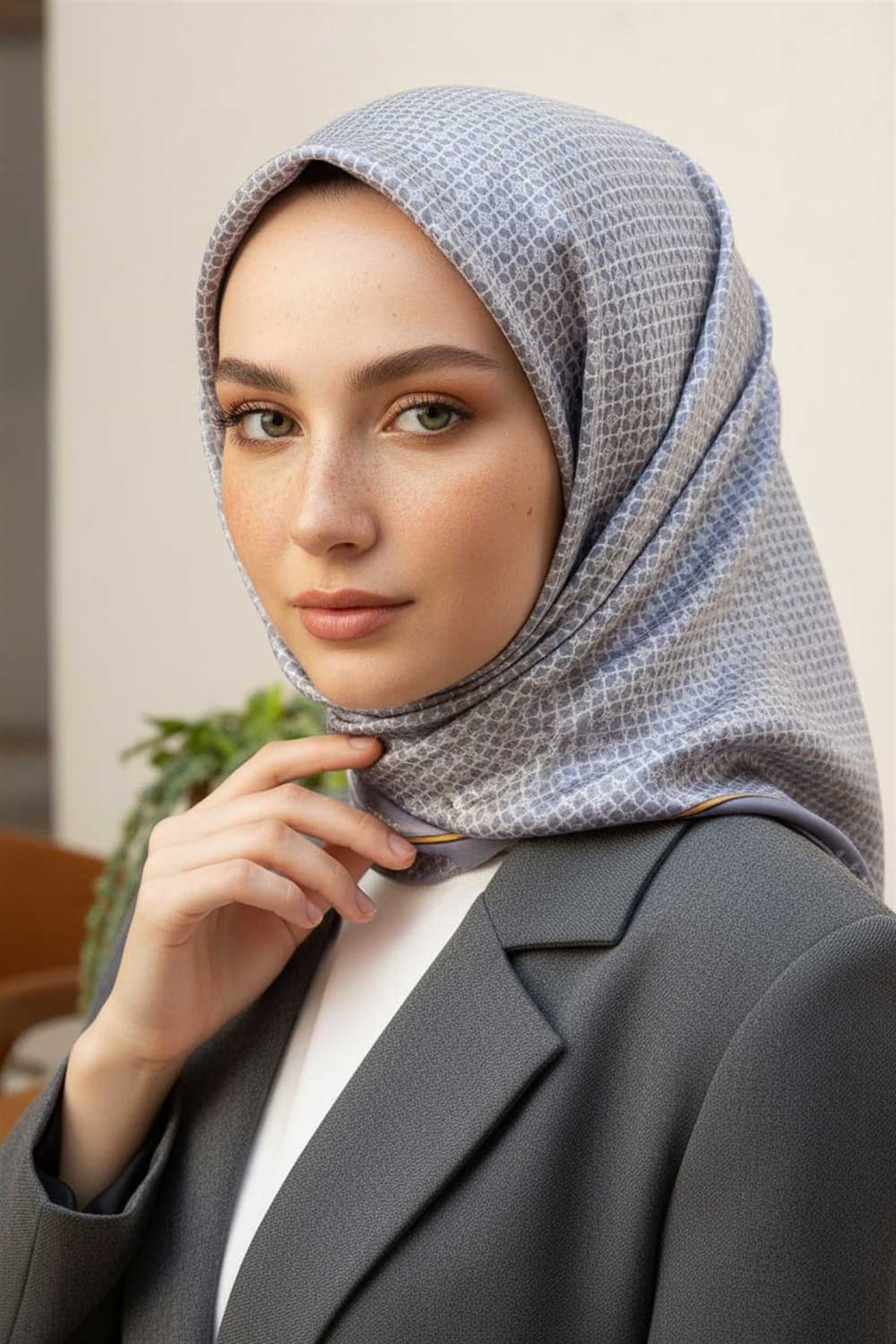 %100 Twill İpek Minik Motif Desenli Gri - Krem Renkli 90x90 Eşarp Dikim Şekli : El Dikişi