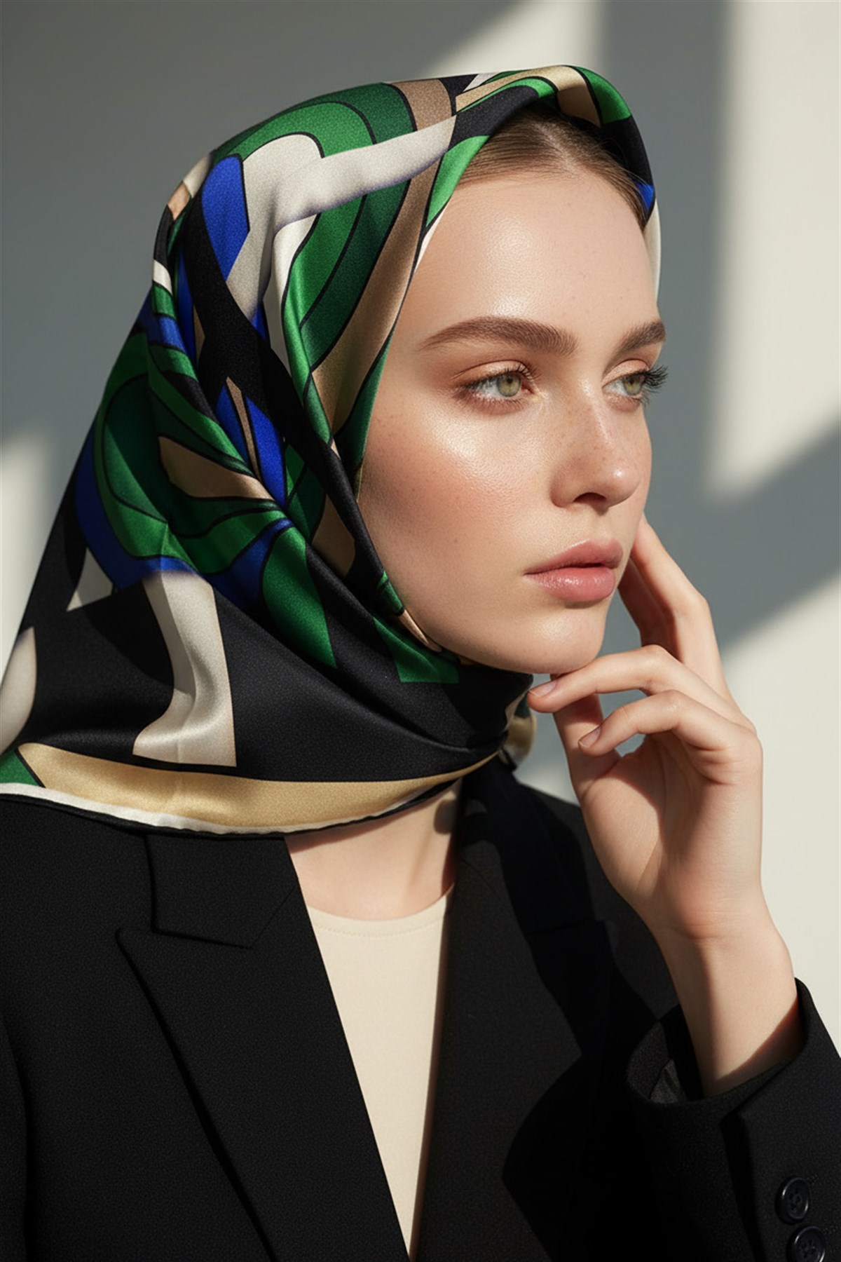 % 57 İPEK % 43 VİSKON Twill İpek Geometrik Desenli Saks - Zümrüt Yeşili Renkli 90x90 Dikim Şekli : El Dikişi Eşarp