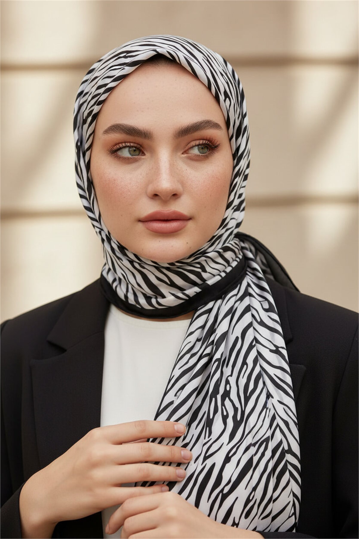 KREP GEOMETRİK DESENLİ SİYAH - BEYAZ RENKLİ 75X195 KIRIŞMAZ ŞAL