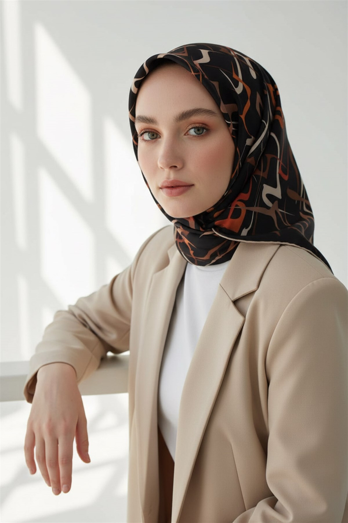 %100 Twill İpek Soyut Geometrik Desenli Taba - Sütlü Kahve Renkli 90x90 Eşarp Dikim Şekli : El Dikişi