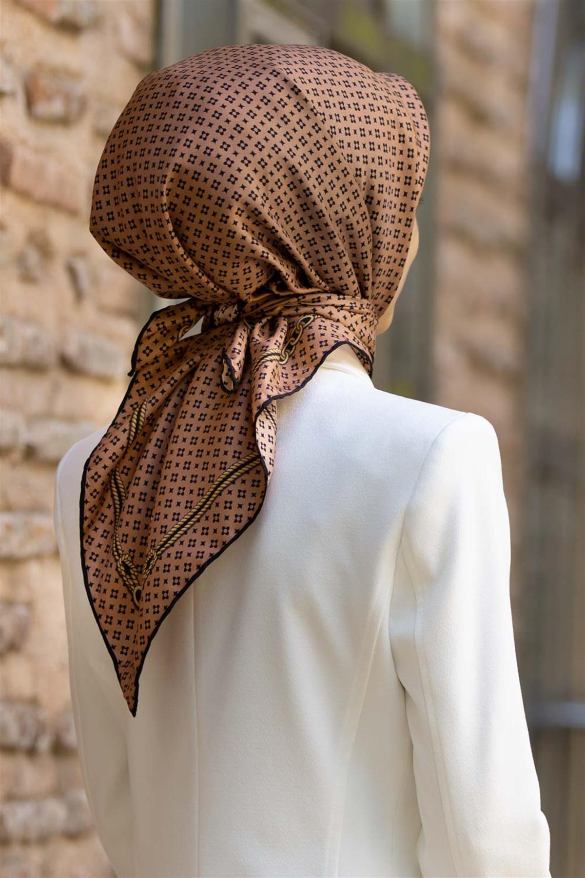 %100 Twill İpek Zincir Desenli Bakır - Siyah Renkli 90x90 Eşarp Dikim Şekli : El Dikişi