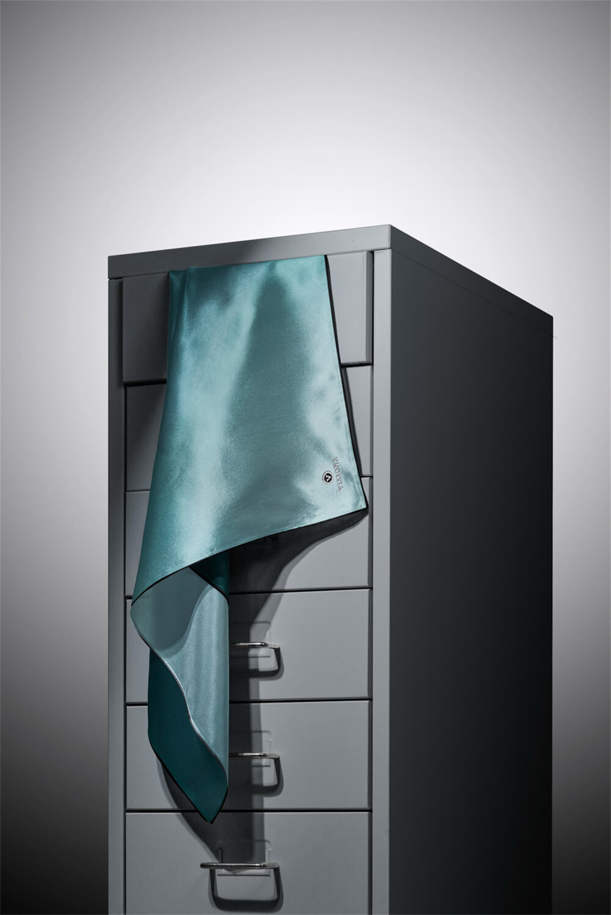 % 57 İPEK % 43 VİSKON Twill İpek Degrade Desenli Mint Yeşili Renkli 90x90 Eşarp Dikim Şekli : El Dikişi