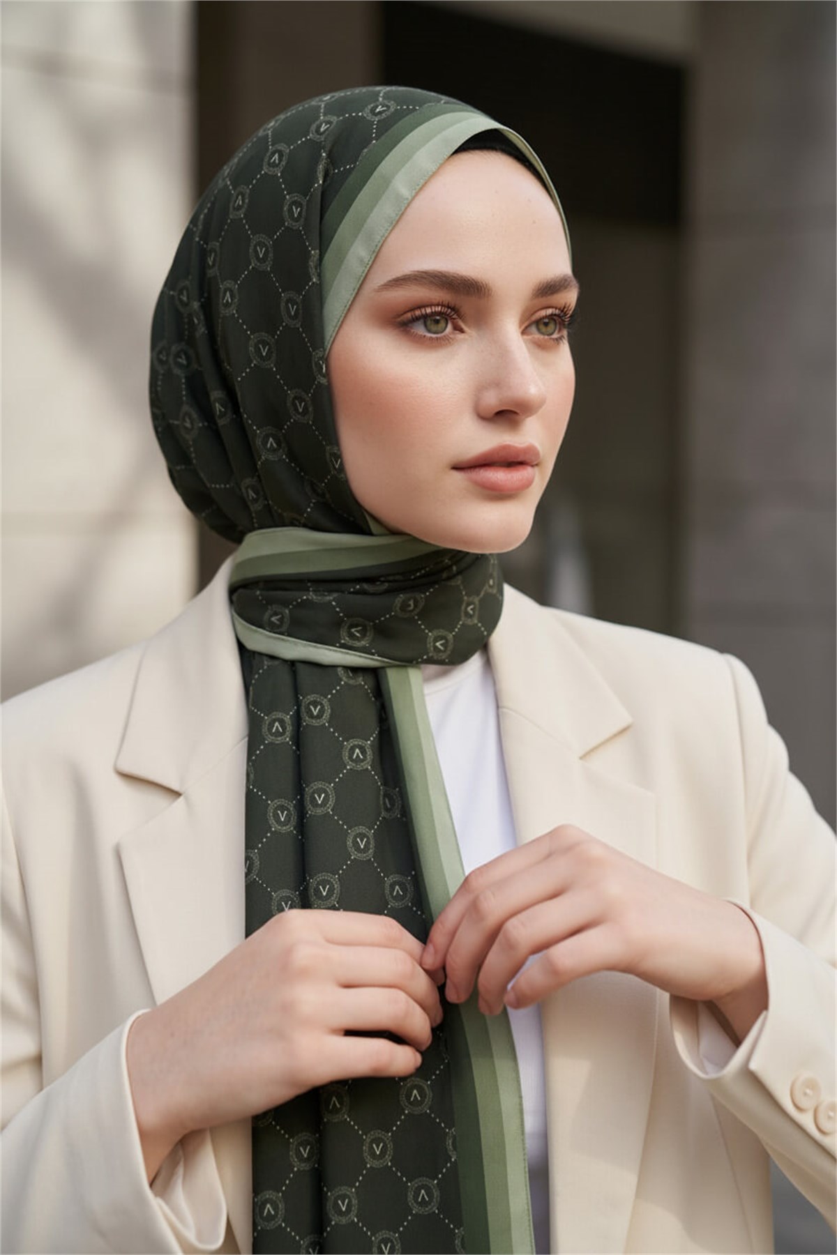 KREP MONOGRAM DESENLİ HAKİ RENKLİ 75X195 KIRIŞMAZ ŞAL