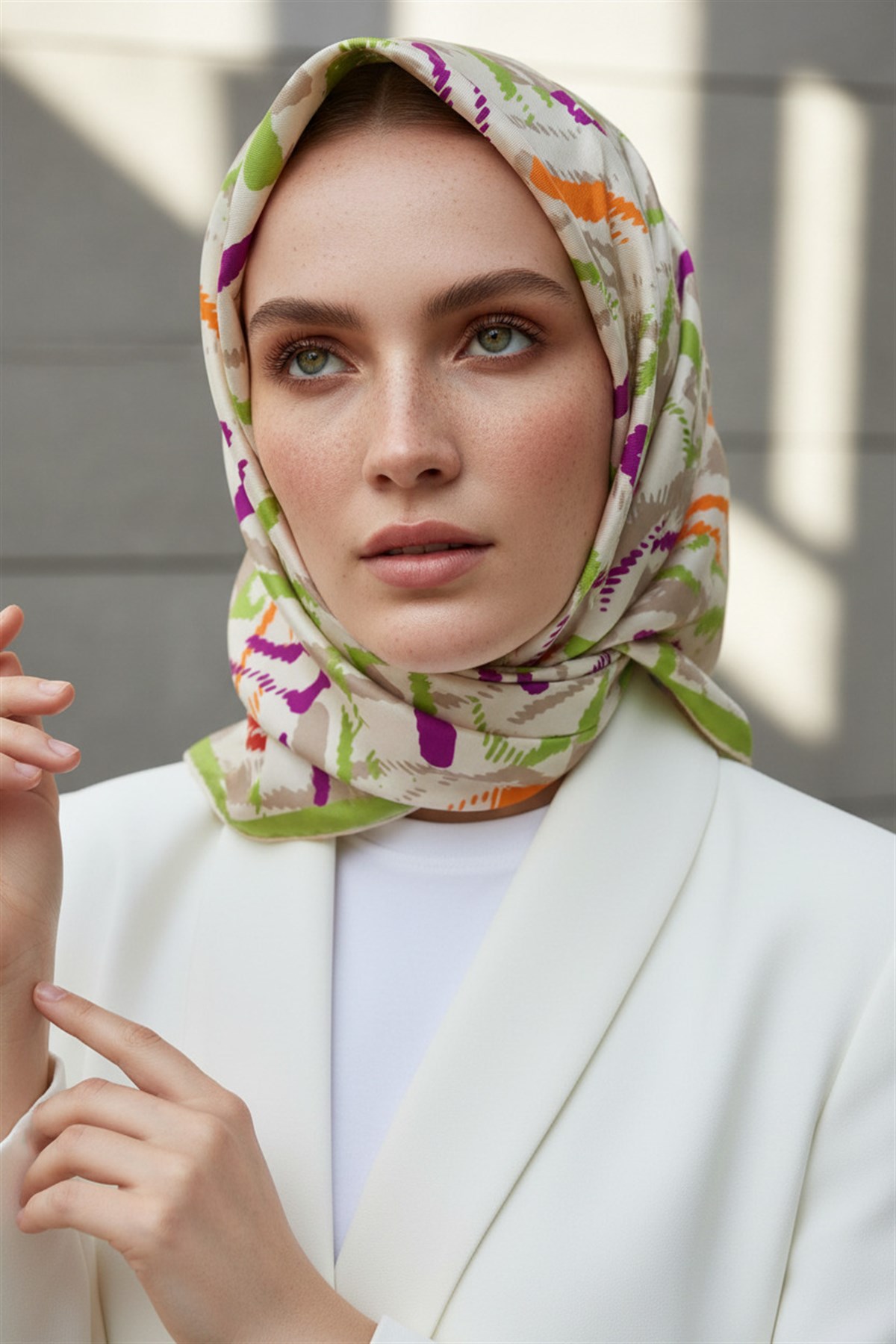 %100 Twill İpek Geometrik Desenli Fıstık Yeşili - Mürdüm Renkli 90x90 Eşarp Dikim Şekli : El Dikişi
