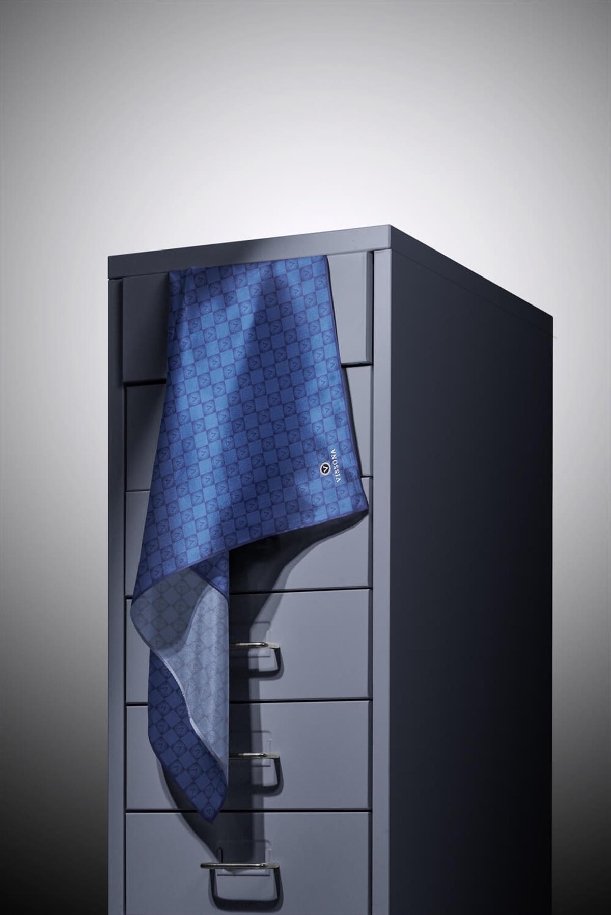 %100 Twill İpek Monogram Desenli İndigo Renkli 90x90 Eşarp Dikim Şekli : El Dikişi