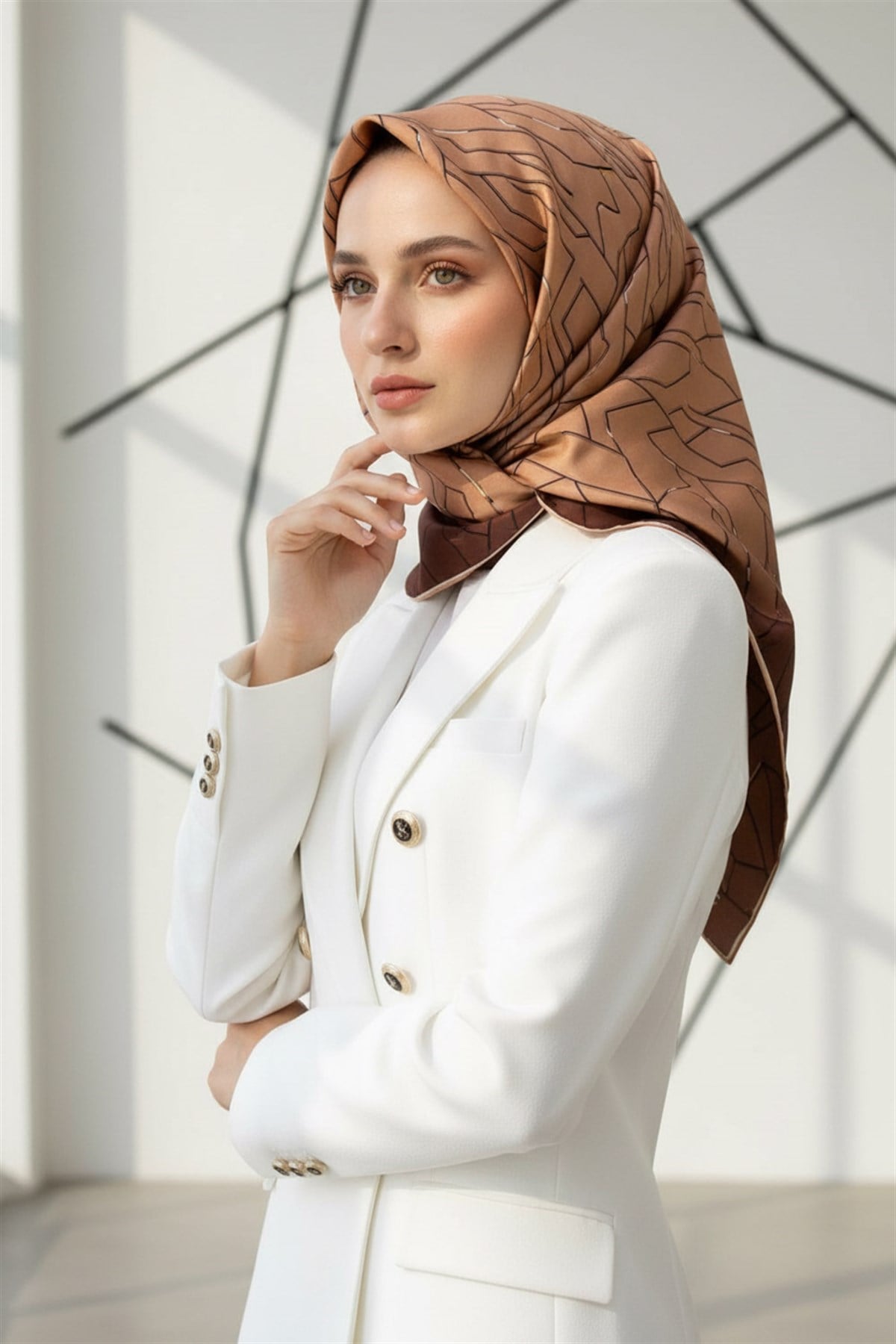 %100 Twill İpek Geometrik Desenli Bakır Renkli 90x90 Eşarp Dikim Şekli : El Dikişi