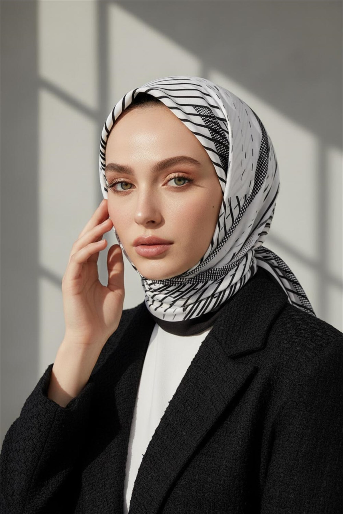 KREP ÇİZGİLİ DESENLİ KREM - SİYAH RENKLİ 75X195 KIRIŞMAZ ŞAL
