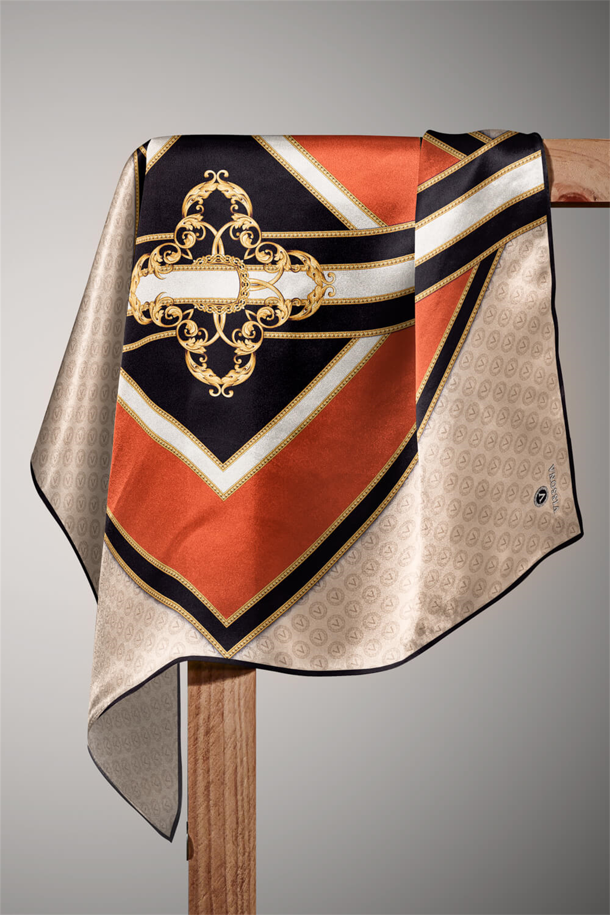 %100 Twill İpek Monogram ve Barok Desenli Krem - Taba Renkli 90x90 Eşarp Dikim Şekli : El Dikişi