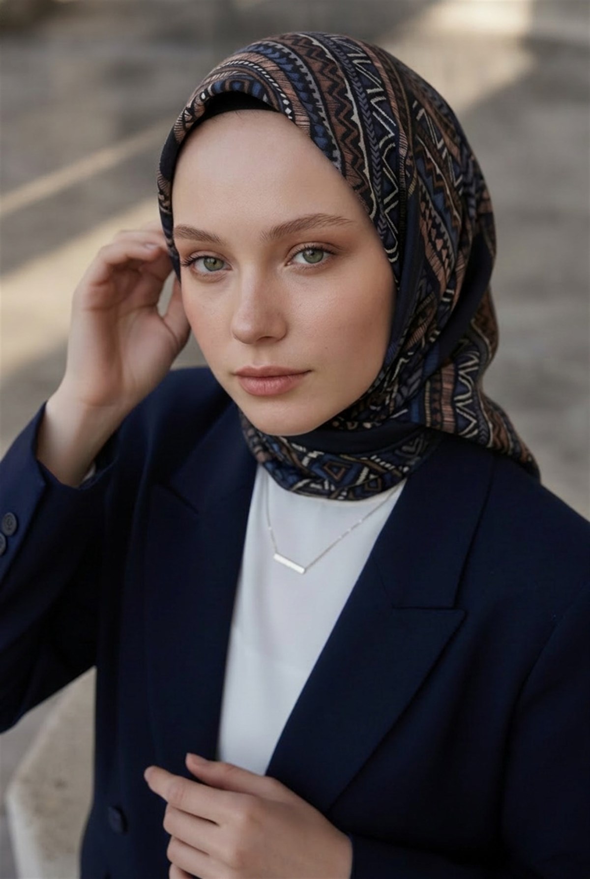 %100 Twill İpek Etnik Desenli İndigo - Lacivert Renkli 90x90 Eşarp Dikim Şekli : El Dikişi