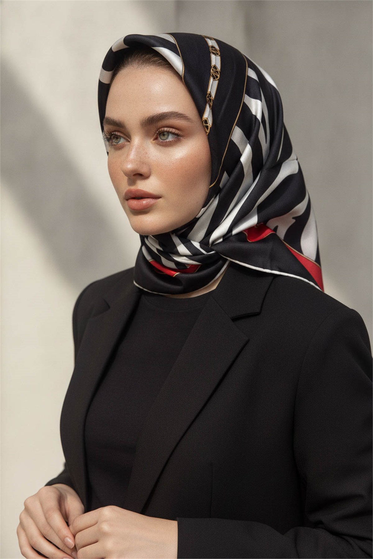 %100 Twill İpek Zebra Desenli Siyah - Kırmızı Renkli 90x90 Eşarp Kenar Dikiş Şekli El Dikişli