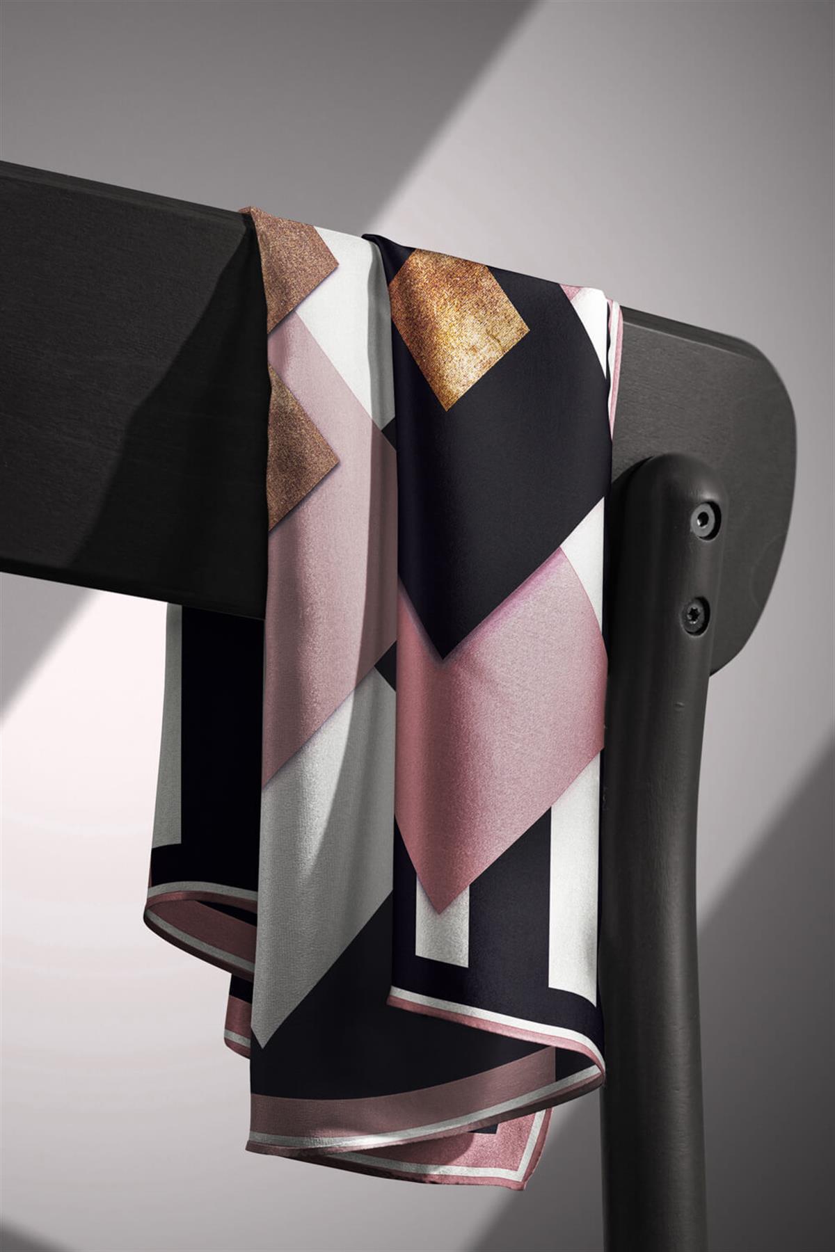 %100 Twill İpek Karo Desenli Pudra - Siyah Renkli 90x90 Eşarp Dikim Şekli : El Dikişi