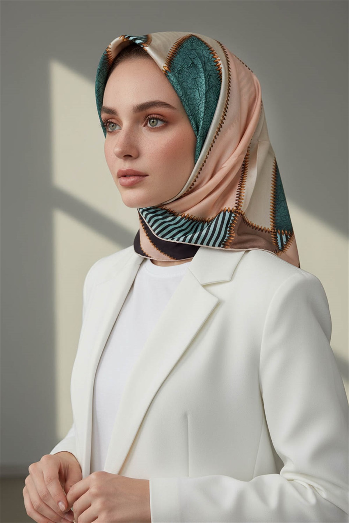 %100 Twill İpek Geometrik Desenli Zümrüt Yeşili - Somon Renkli 90x90 Eşarp Dikim Şekli : El Dikişi