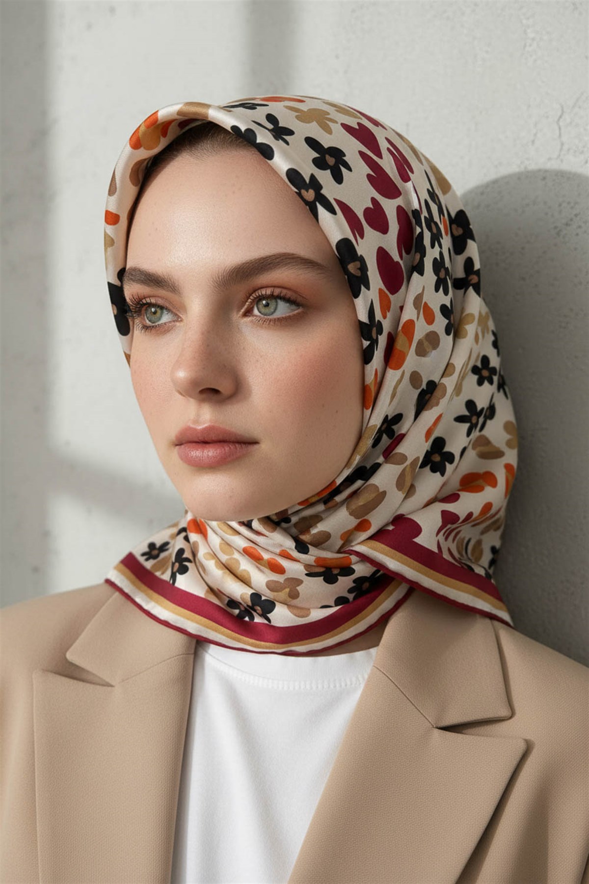 %100 Twill İpek Kalpli Leopar Desenli Krem - Bordo Renkli 90x90 Eşarp Dikim Şekli : El Dikişi
