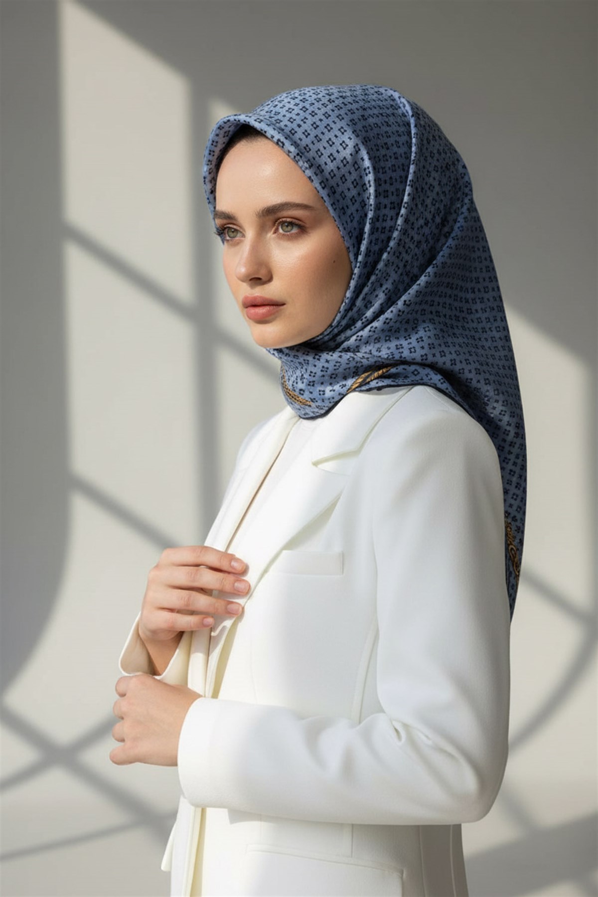 %100 Twill İpek Zincir Desenli Bebe Mavisi - Siyah Renkli 90x90 Eşarp Dikim Şekli : El Dikişi