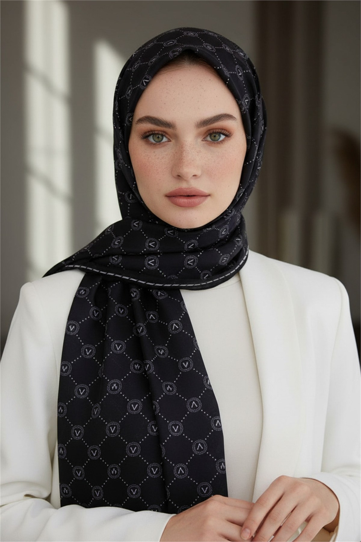 %100 Saf İpek Şal İnce Saten Vual Dokuma V Logo Desenli Siyah - Krem Renkli 90x210 Şal