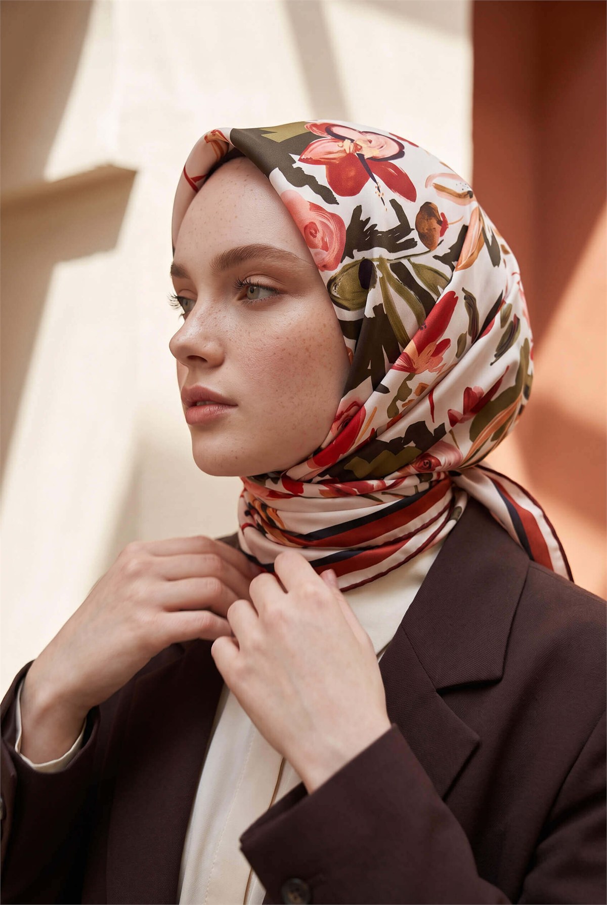 Rayon Çiçek Desenli Taba Renkli 90x90 Dikim Şekli : El Dikişi Eşarp (İpek İçermez)
