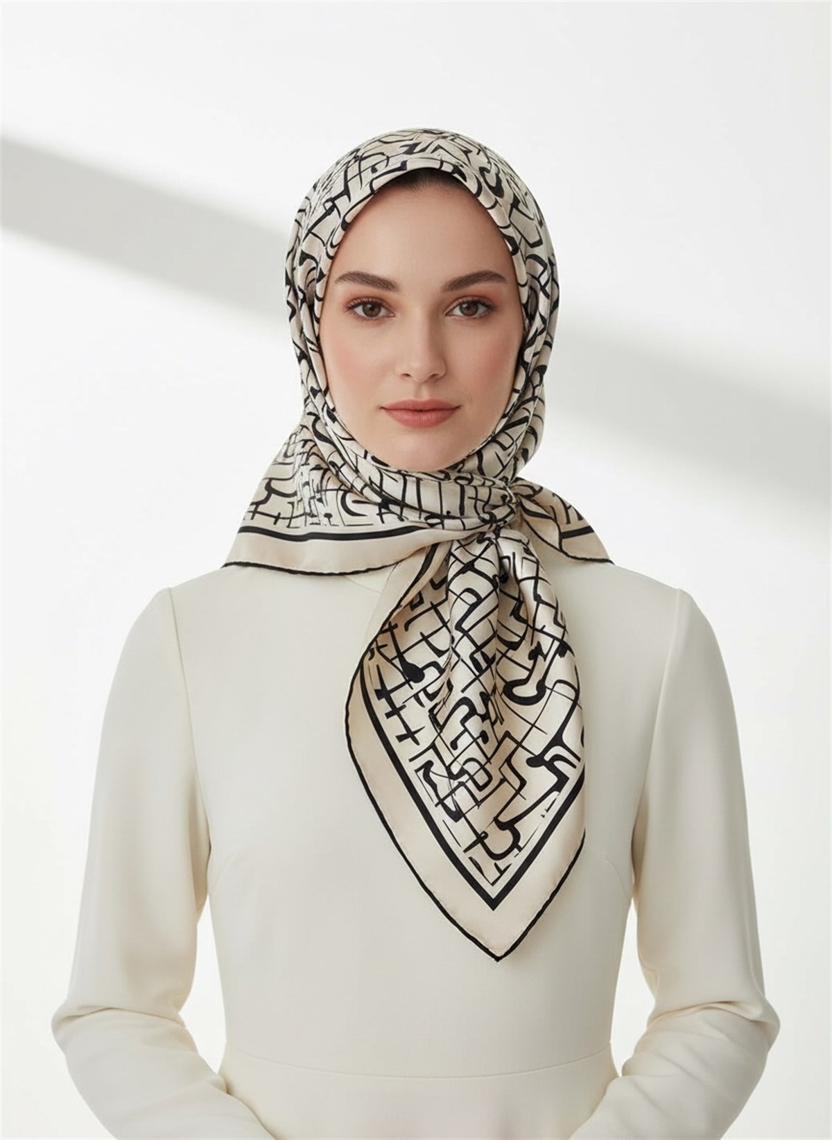 %100 Twill İpek Soyut Geometrik Desenli Krem - Siyah Renkli 90x90 Eşarp Dikim Şekli : El Dikişi
