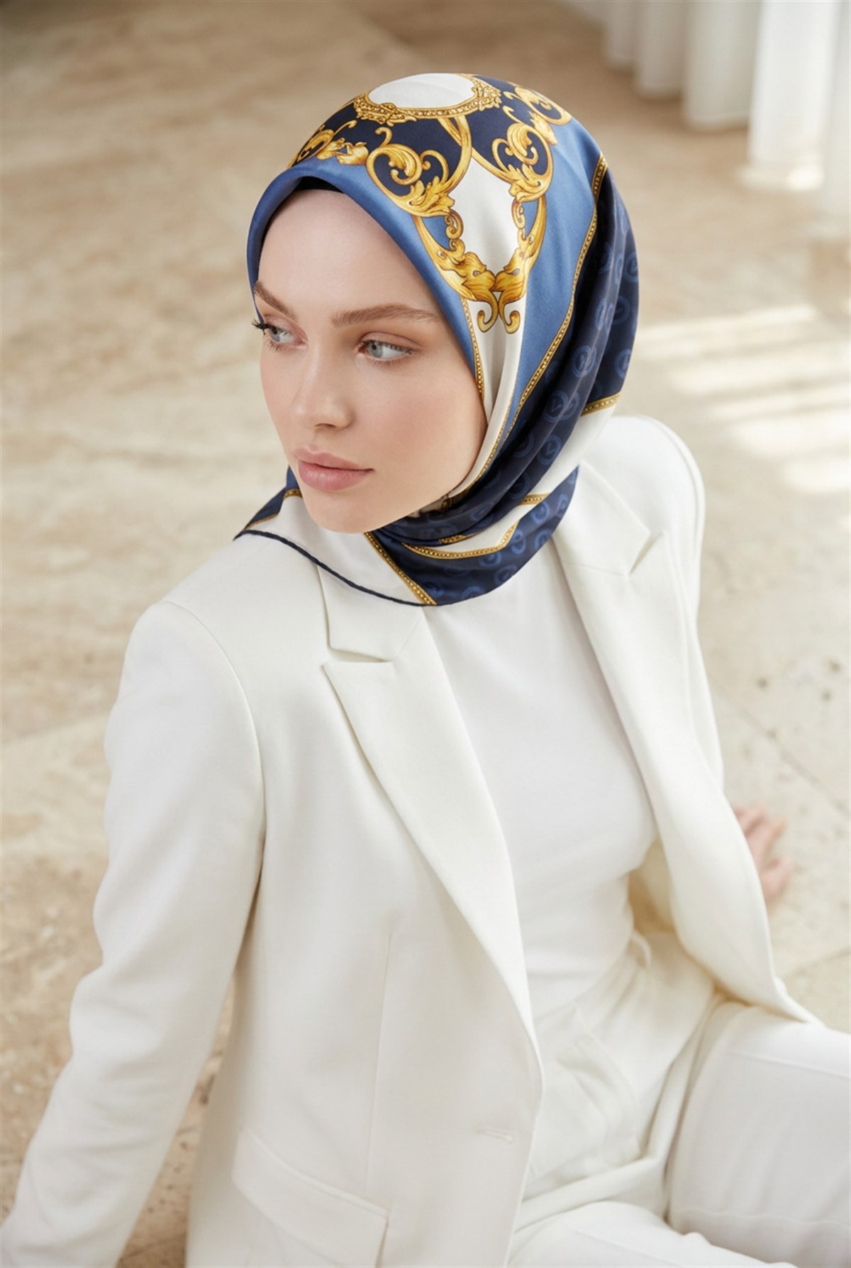 %100 Twill İpek Monogram Ve Barok Desenli Lacivert - İndigo  Renkli 90x90 Eşarp Dikim Şekli : El Dikişi