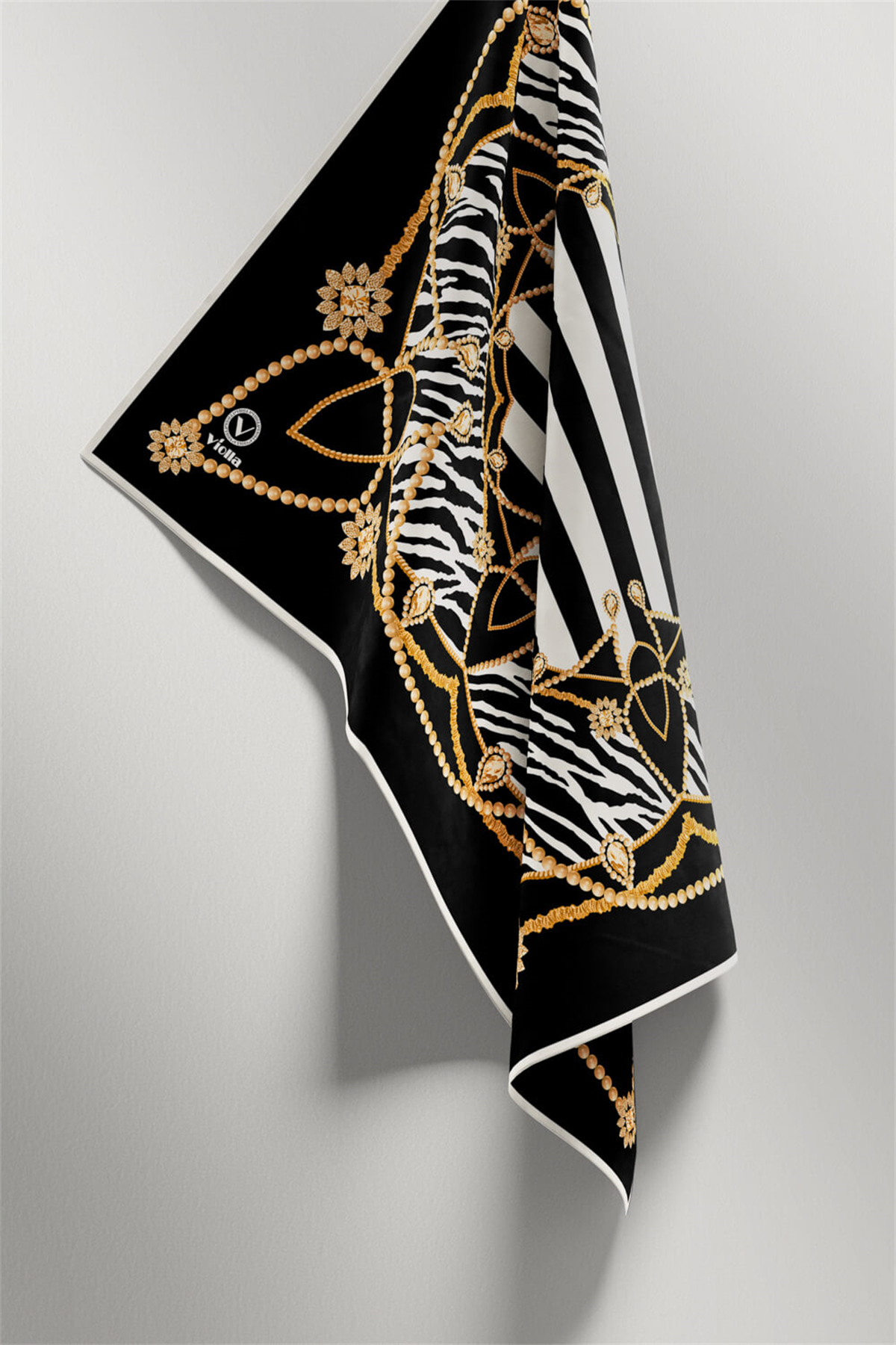 Twill Gold Detaylı Zebra Desenli Siyah Renkli 90x90 Eşarp (İpek İçermez) Kenar Dikiş Şekli El Dikişli